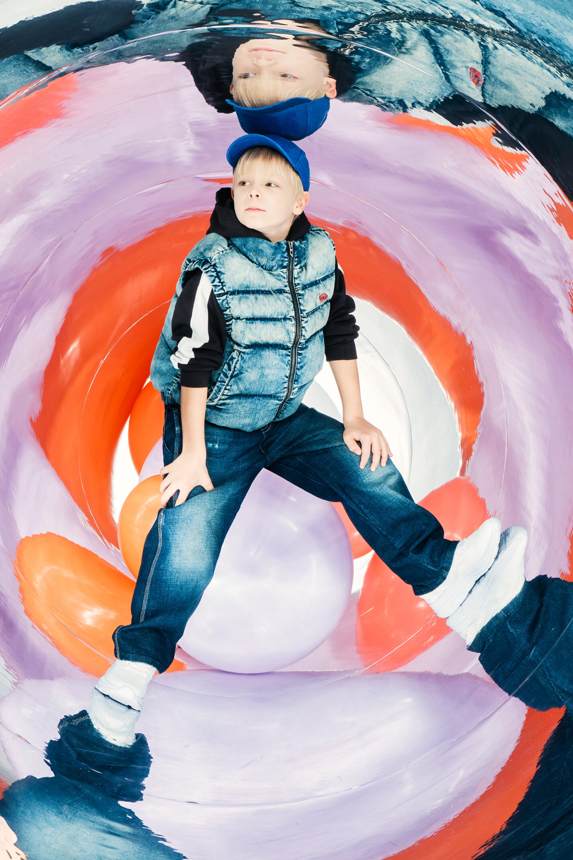 Chaleco corto acolchado en denim efecto sucio