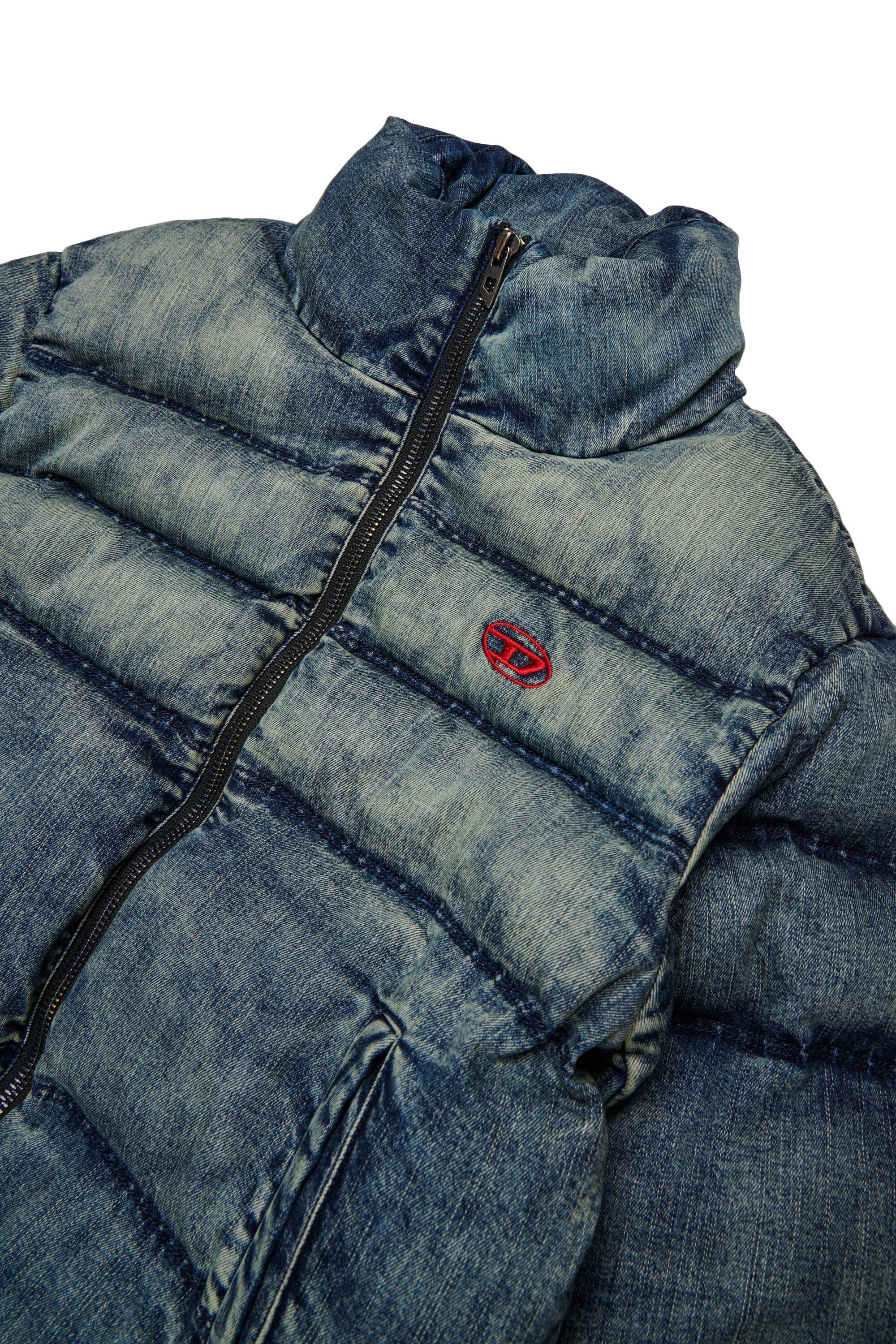 Chaqueta corta acolchada en denim efecto sucio