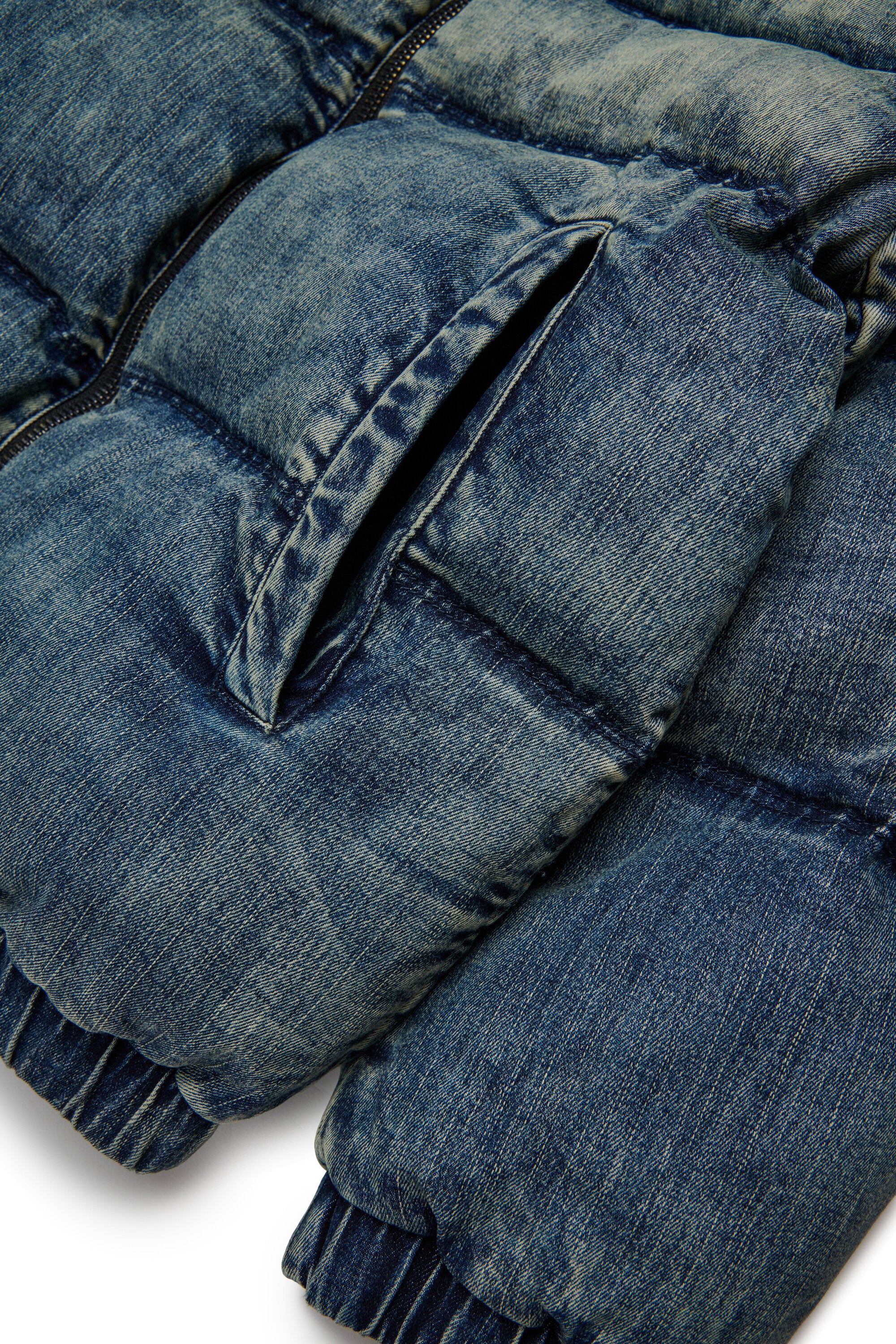 Chaqueta corta acolchada en denim efecto sucio