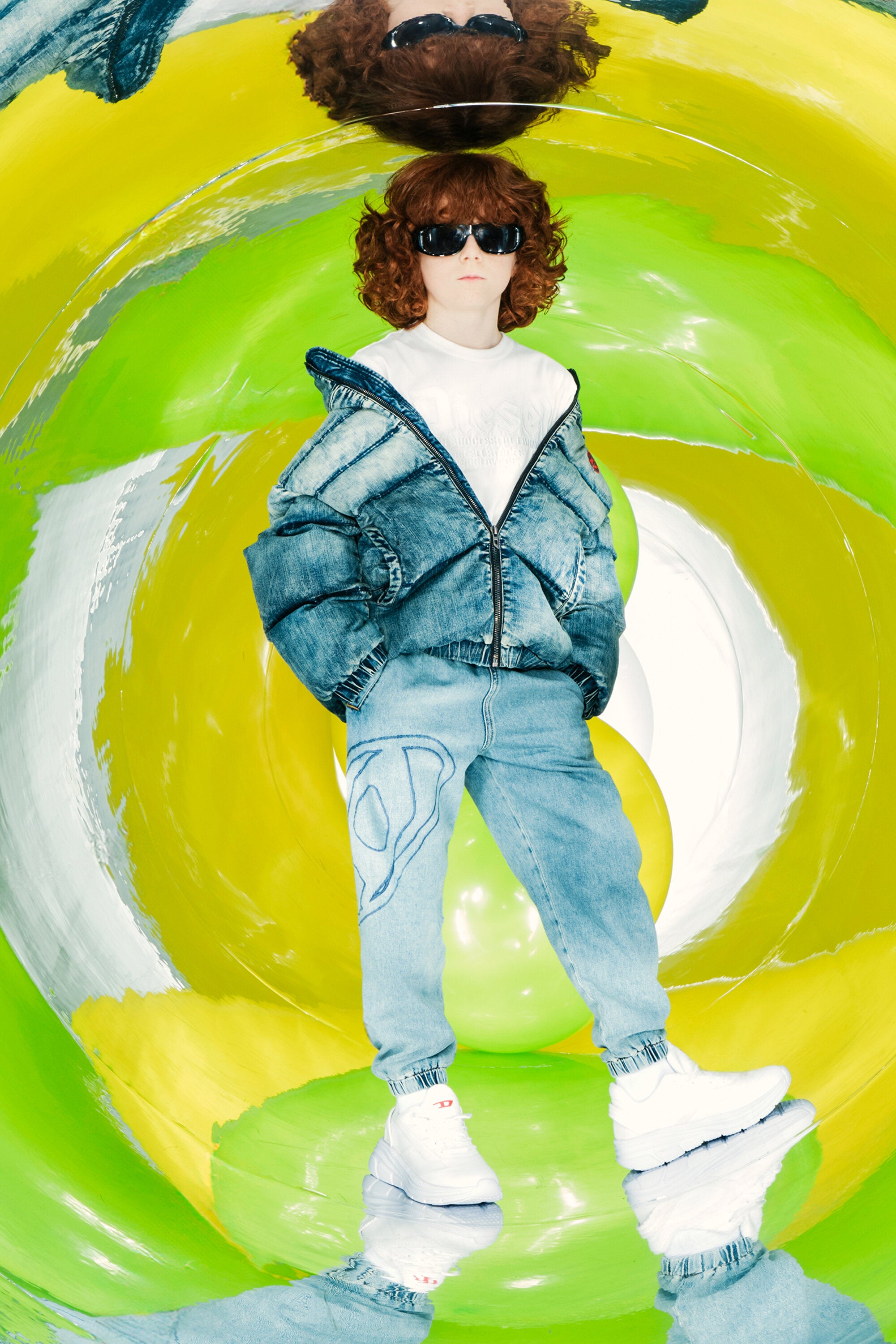 Chaqueta corta acolchada en denim efecto sucio