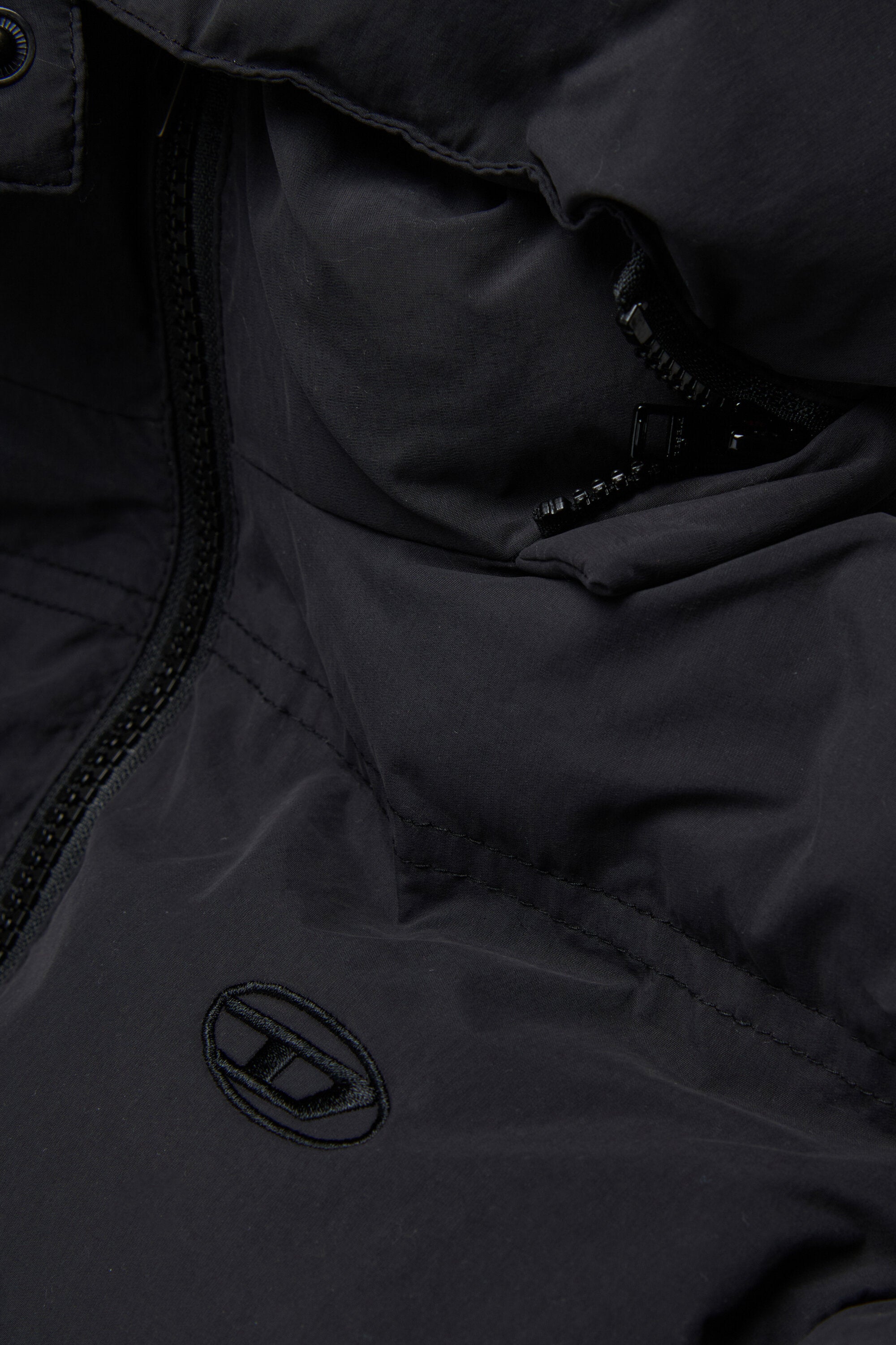 Chaqueta corta acolchada con capucha