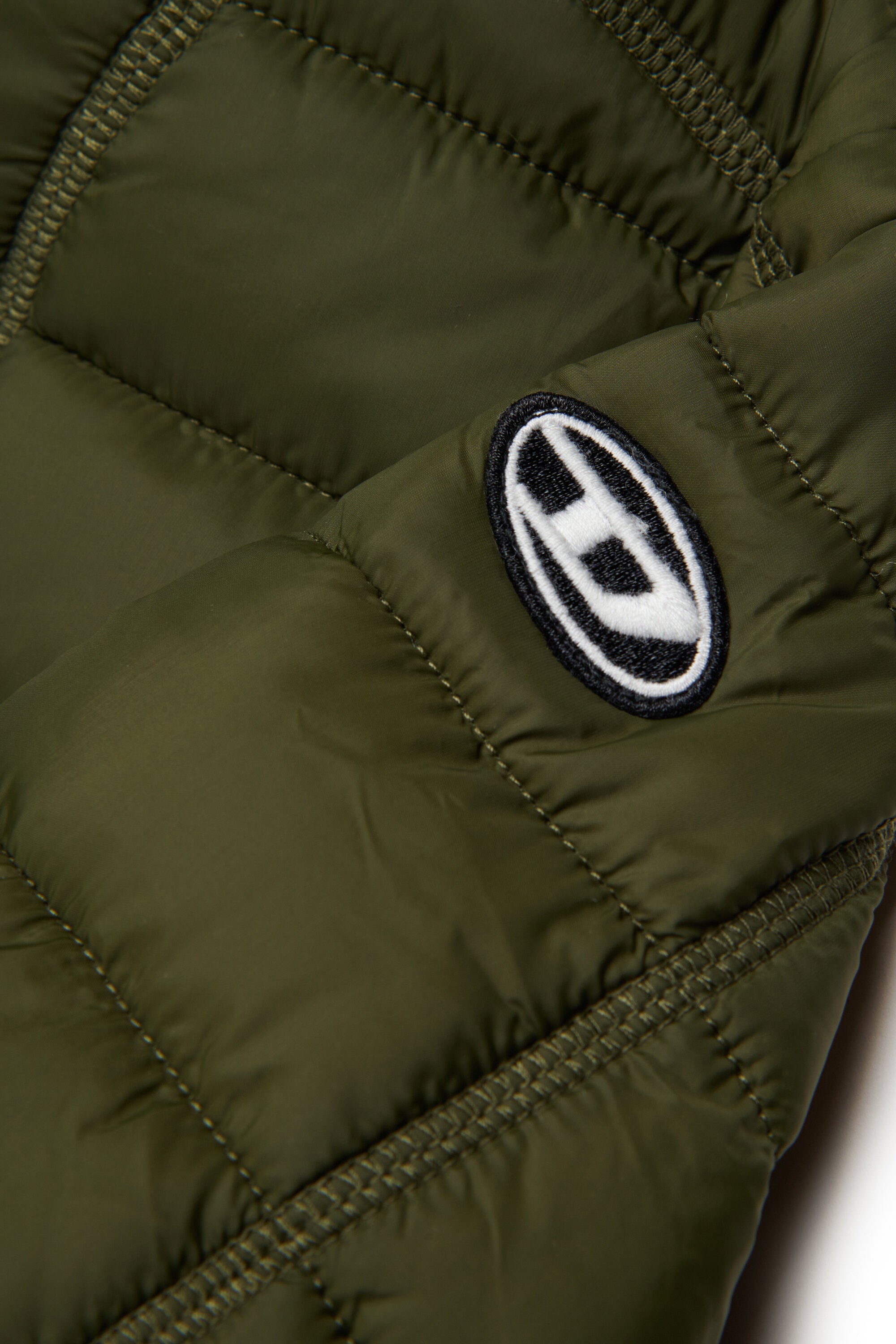 Chaqueta con capucha acolchada ligera