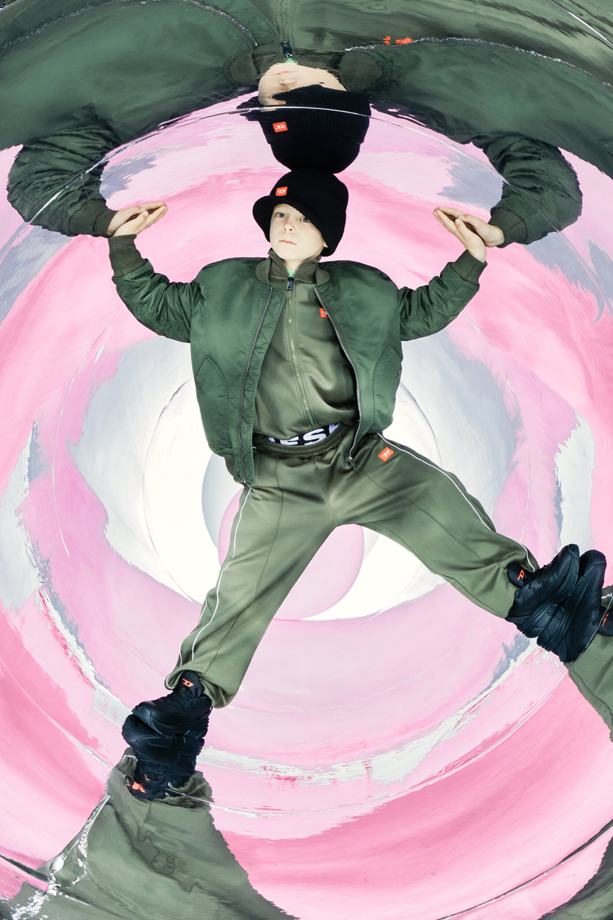 Pantalones globo de triacetato con parche D rojo