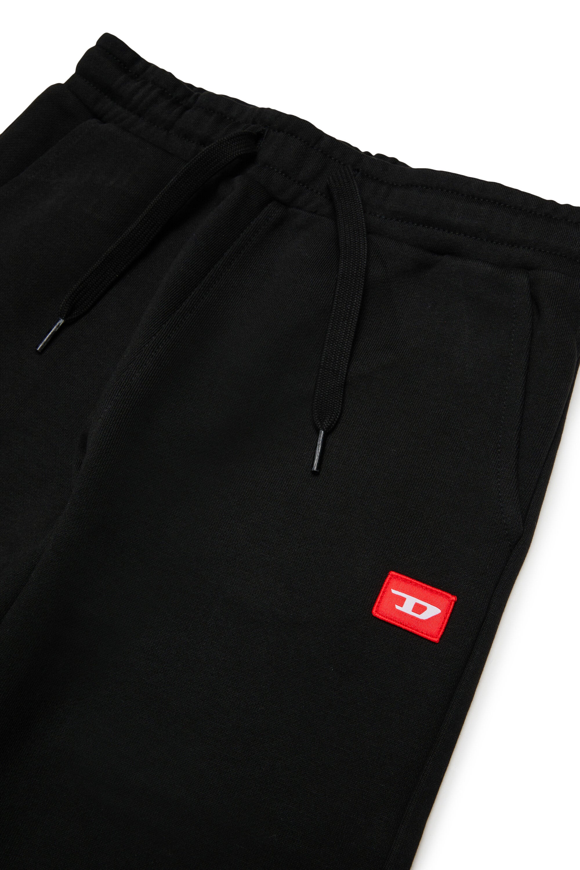Pantalones deportivos con parche D rojo