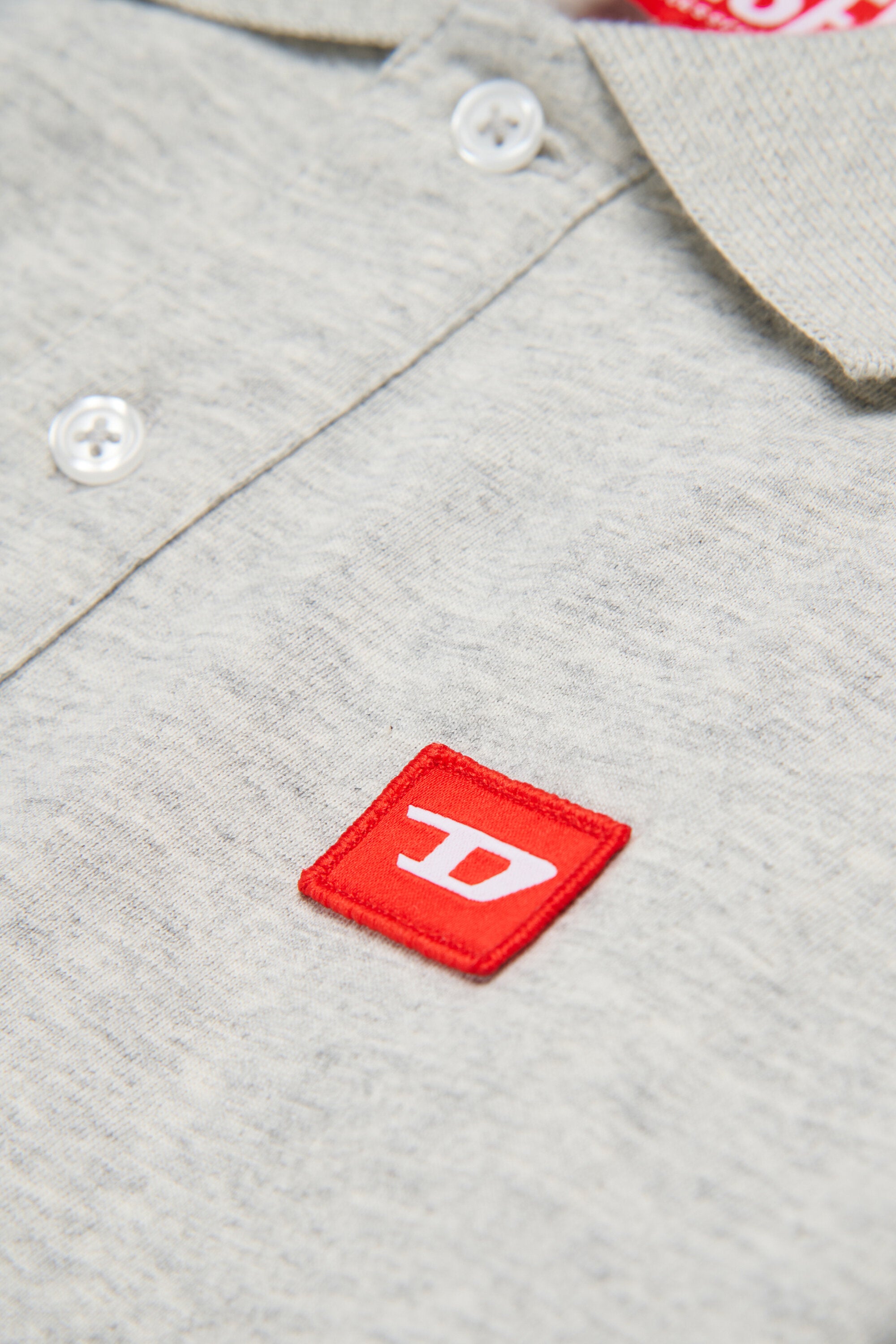 Polo de jersey con parche D rojo