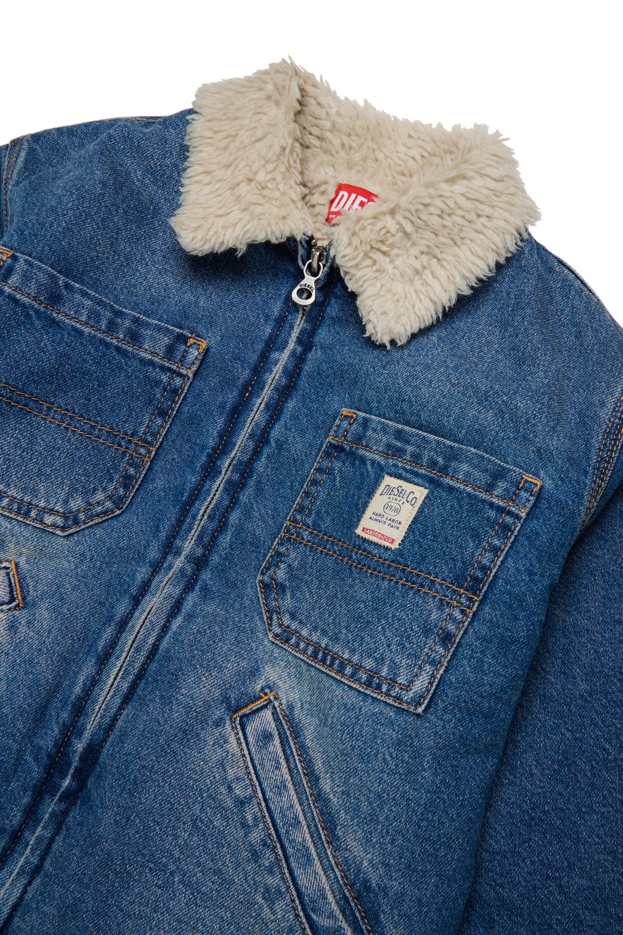 Chaqueta vaquera shearling con logo estampado