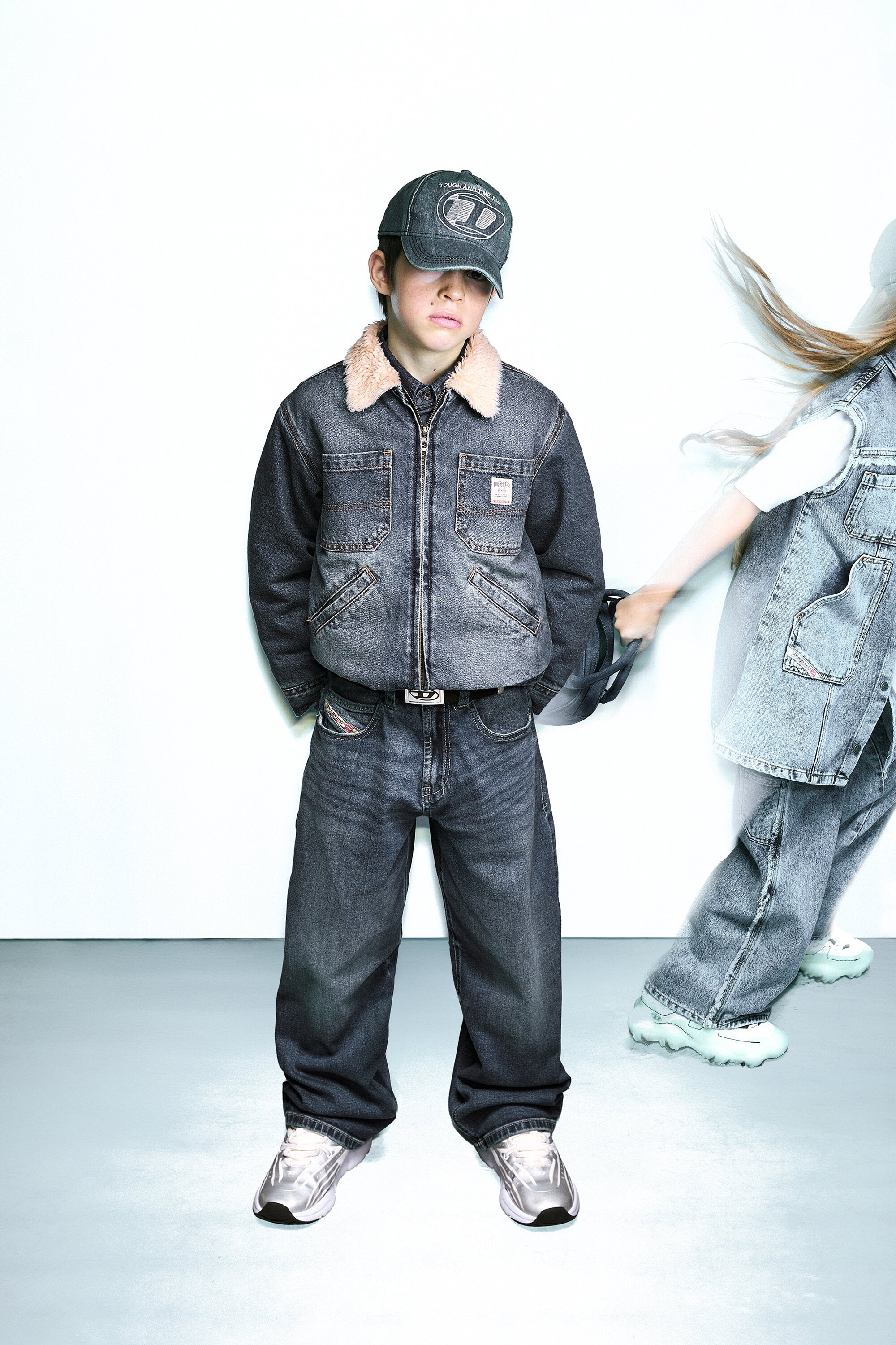 Chaqueta vaquera shearling con logo estampado