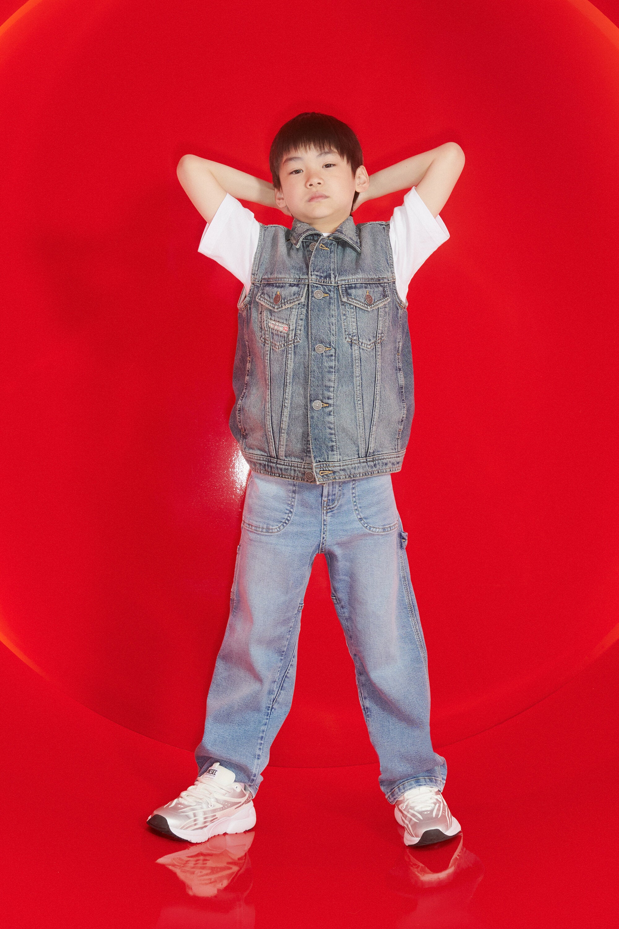 Chaleco vaquero con logo estampado