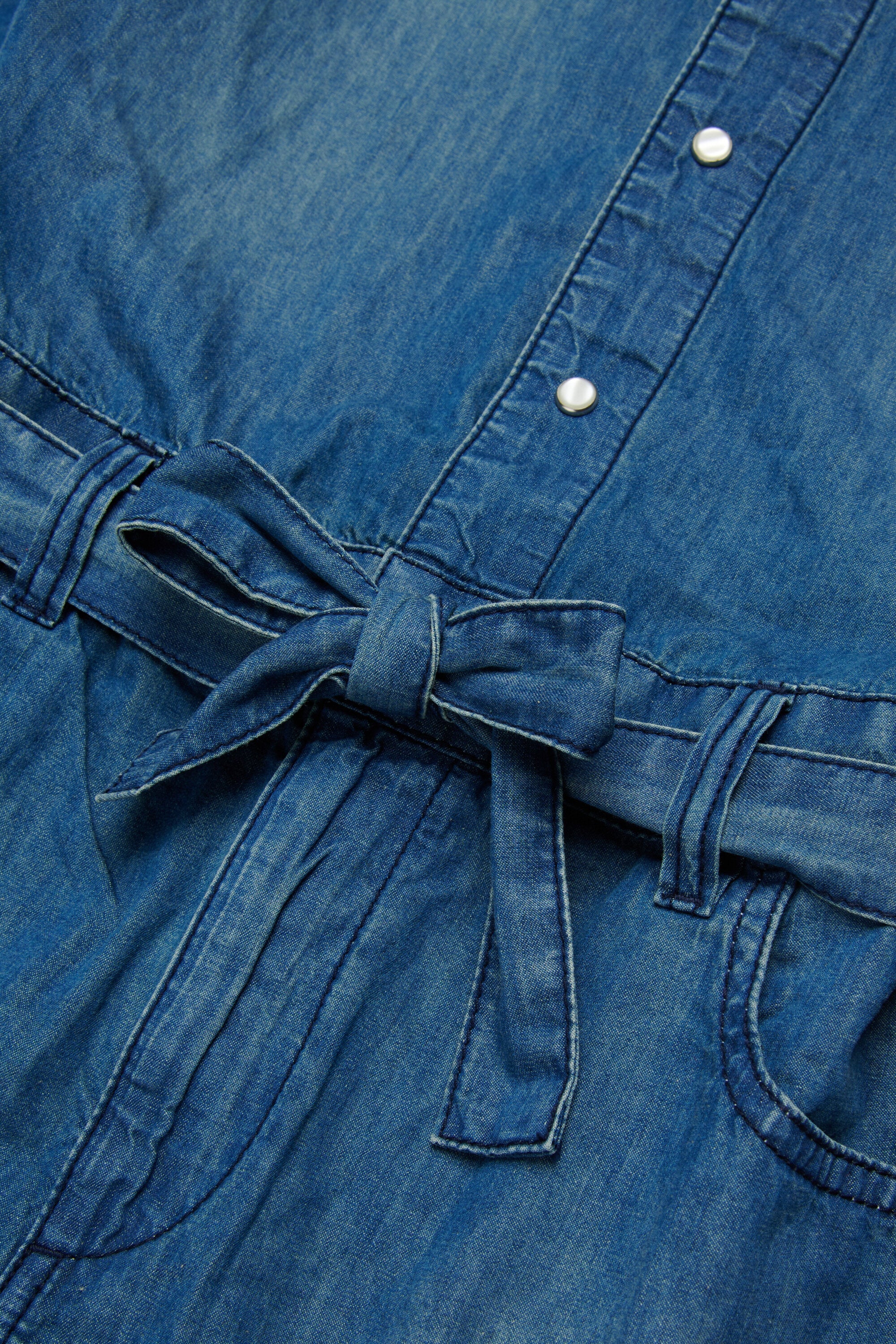 Mono corto vaquero con logo