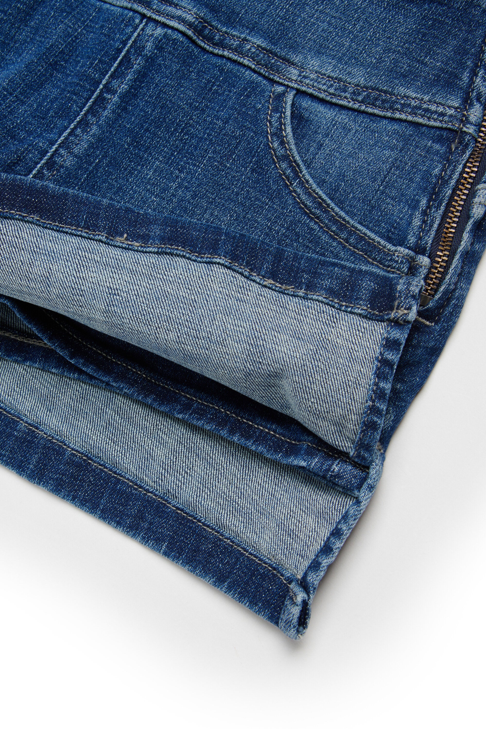 Short five-pocket denim skirt