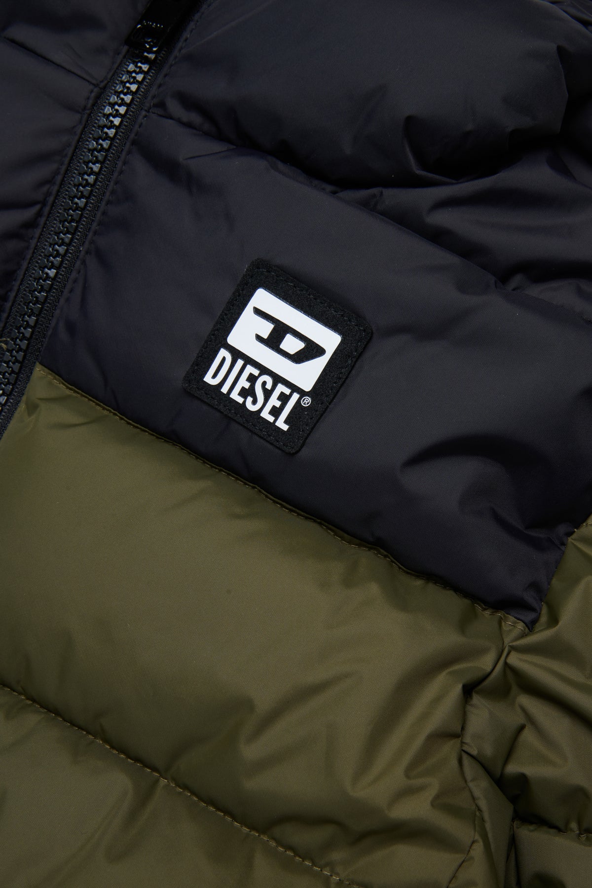 Chaqueta acolchada con logotipo