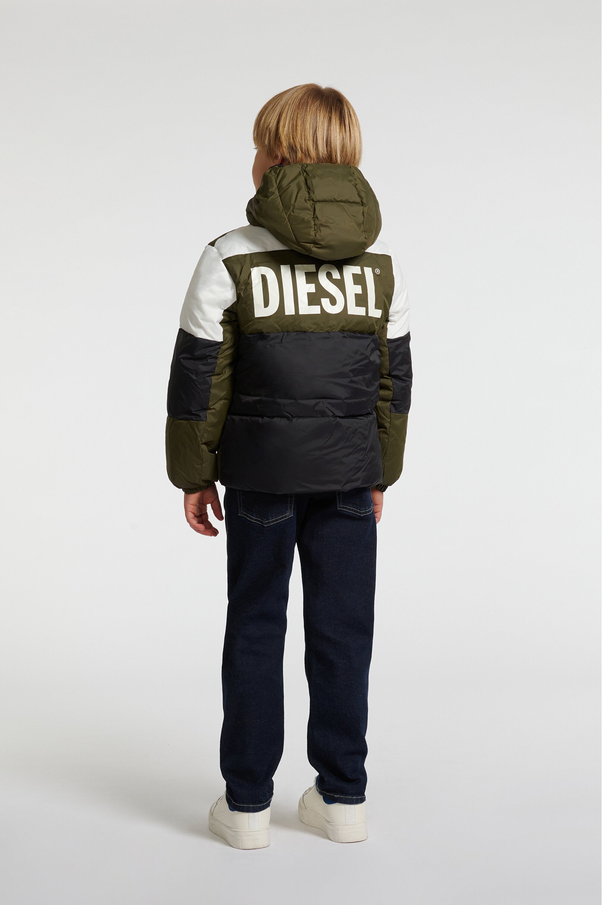 Chaqueta acolchada con bloques de color y logotipo