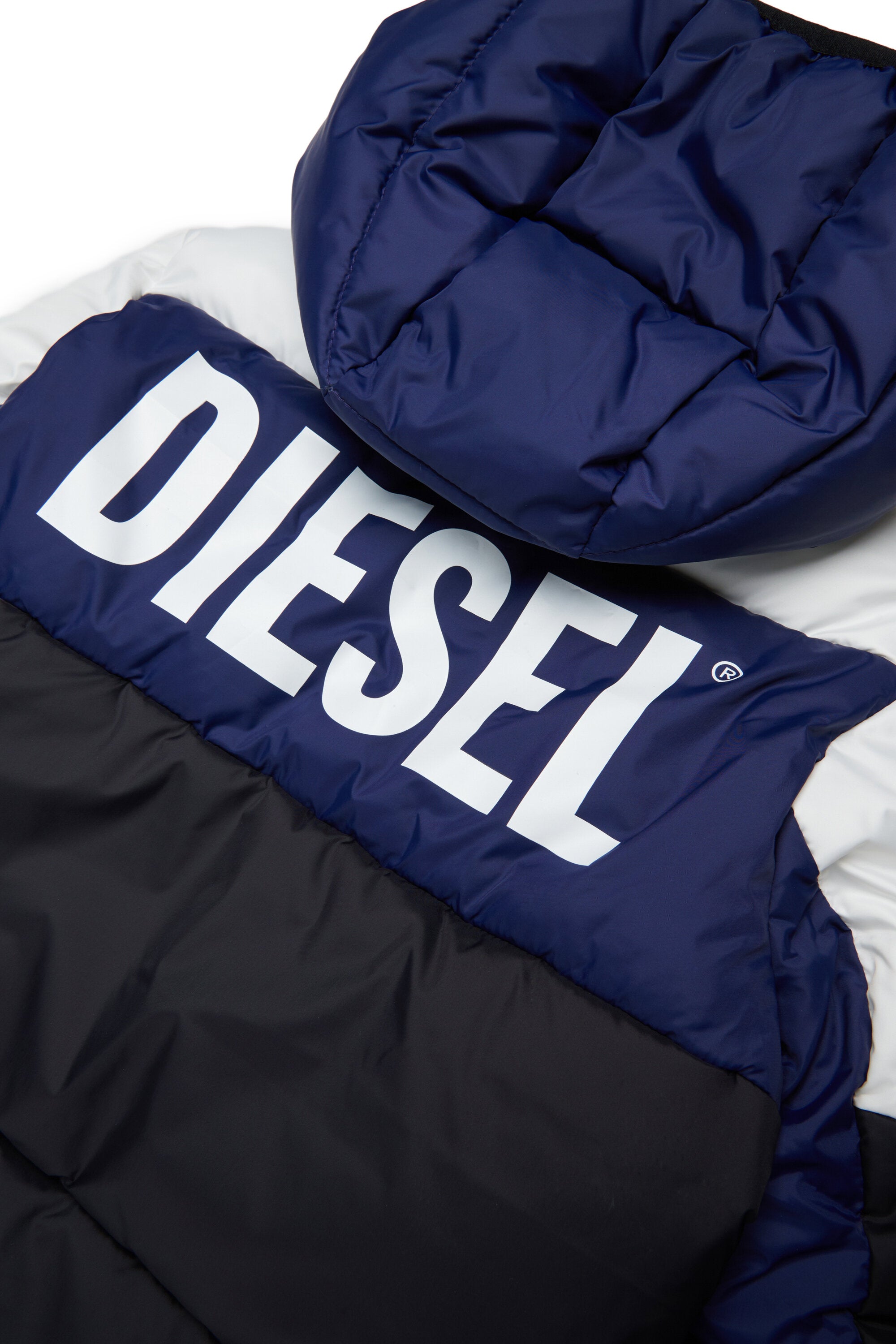 Chaqueta acolchada con bloques de color y logotipo