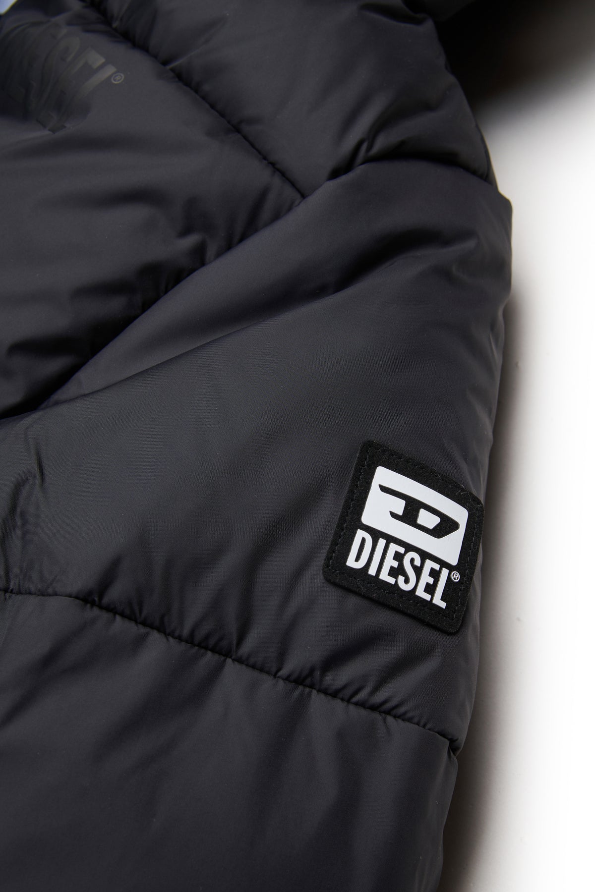 Chaqueta acolchada con logotipo