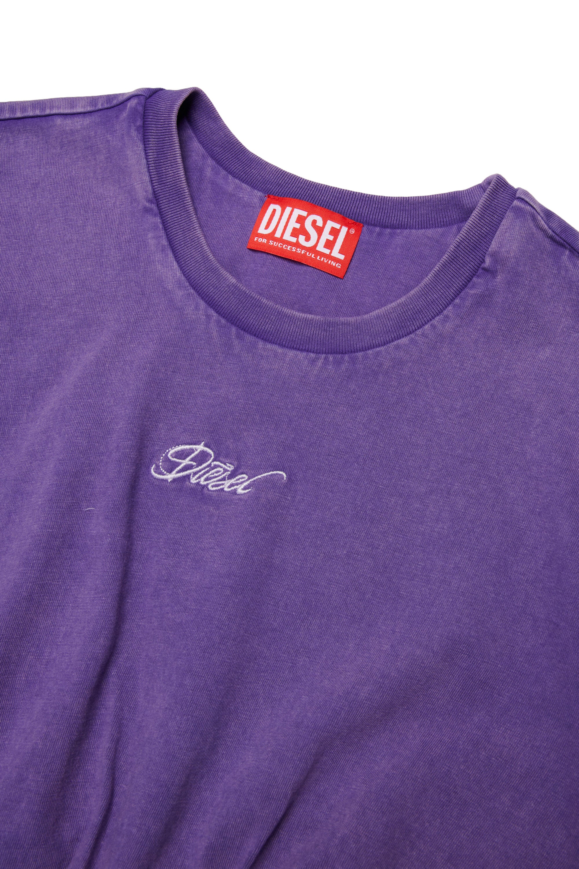 Camiseta corta con logotipo bordado