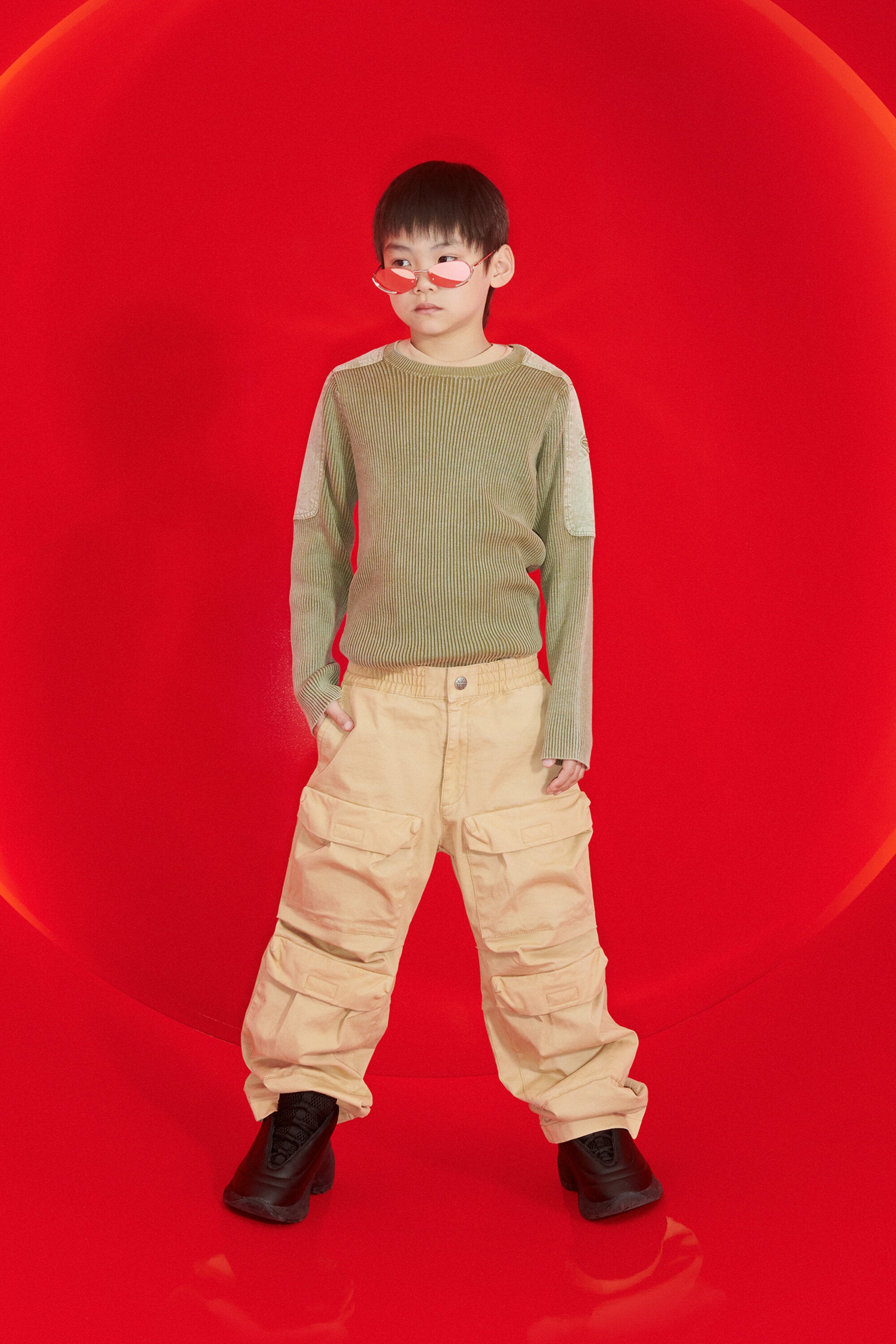 Pantalones cargo con bolsillos aplicados