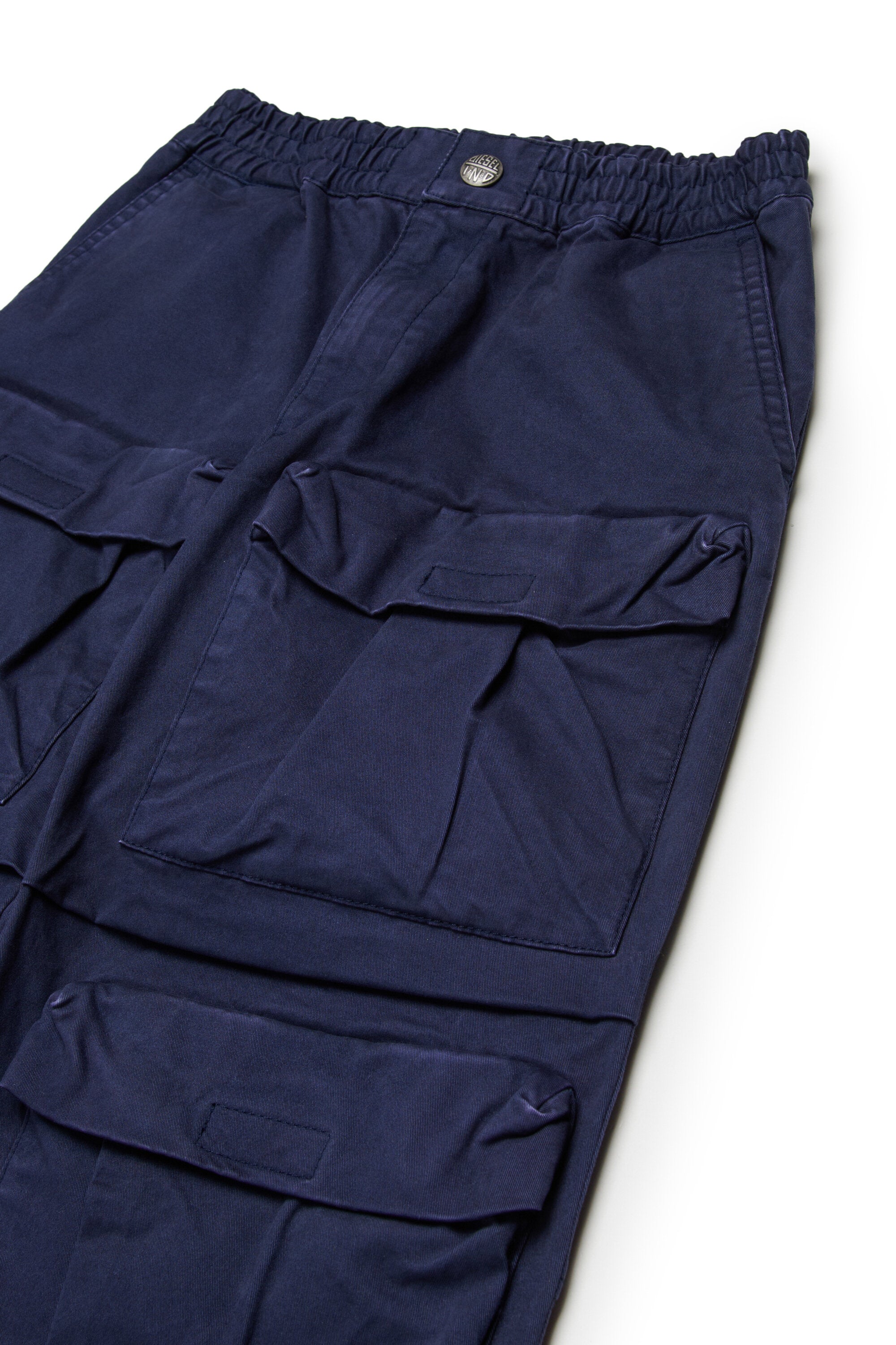 Pantalones cargo con bolsillos aplicados