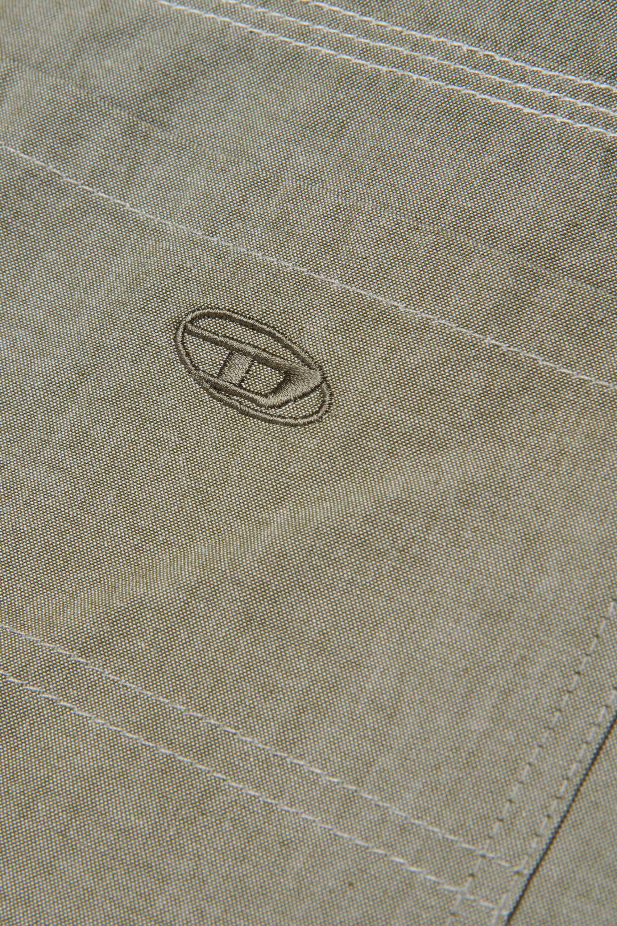 Cargo shorts with logo