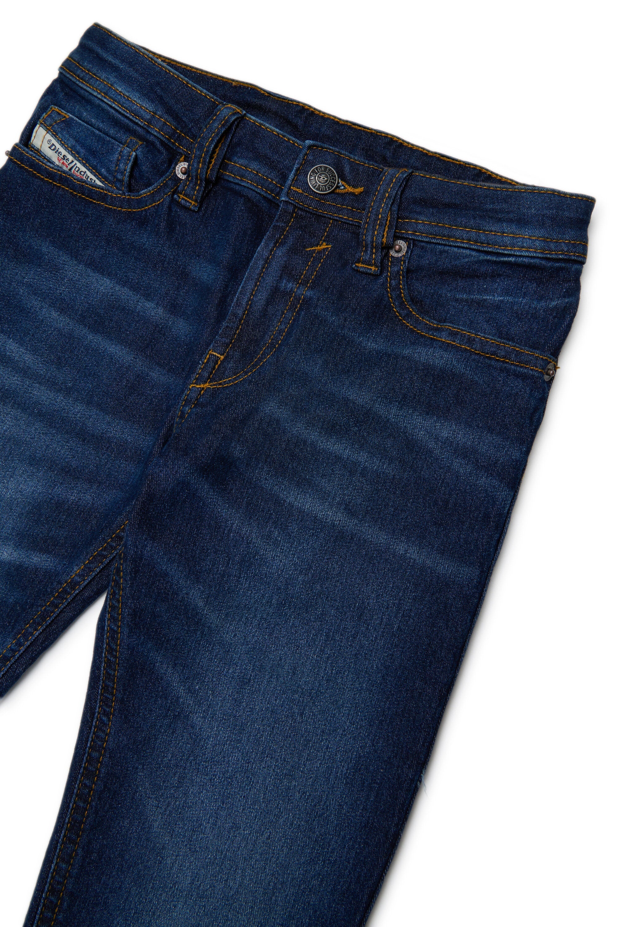 Jeans slim fit lavado azul medio