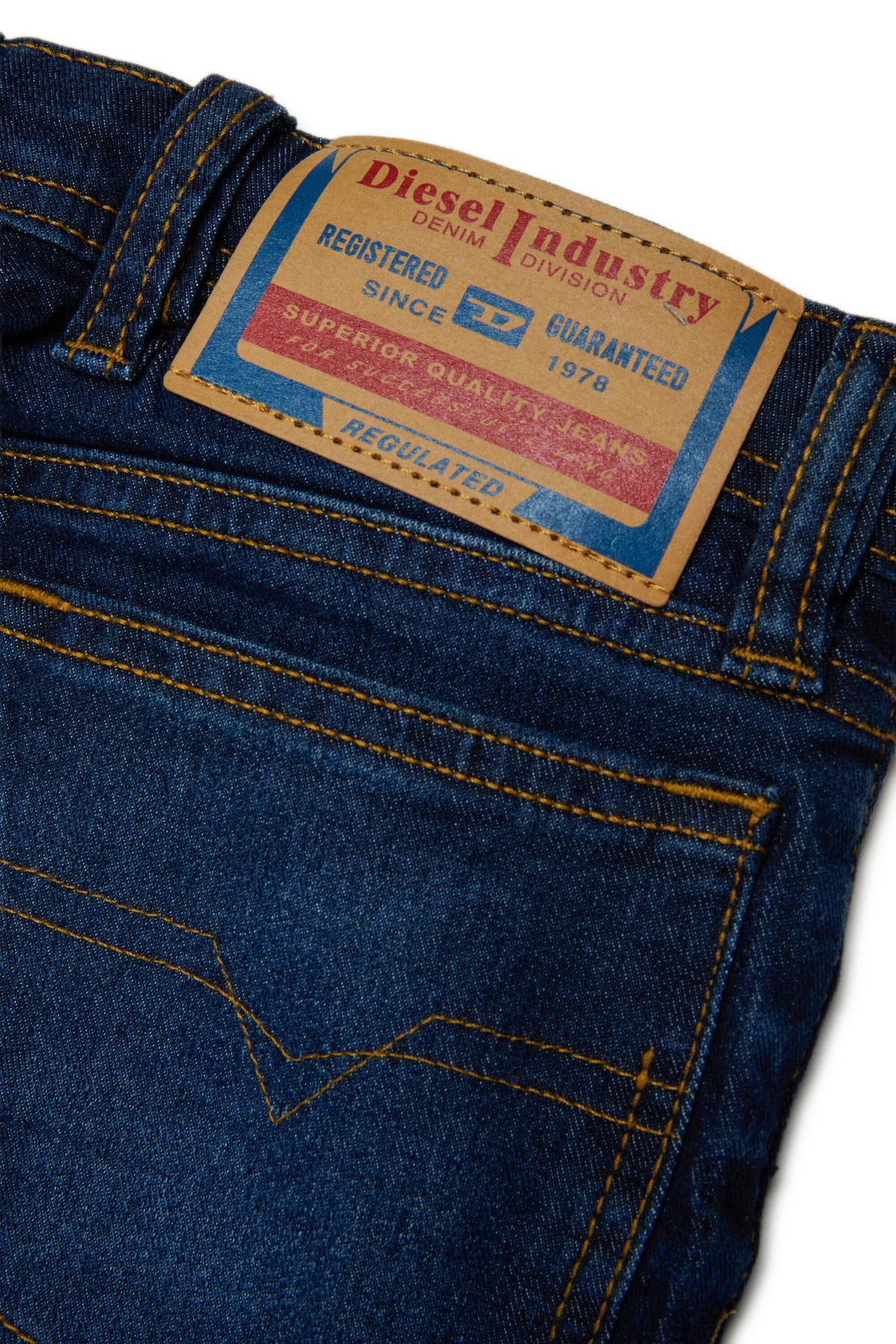 Jeans slim fit lavado azul medio