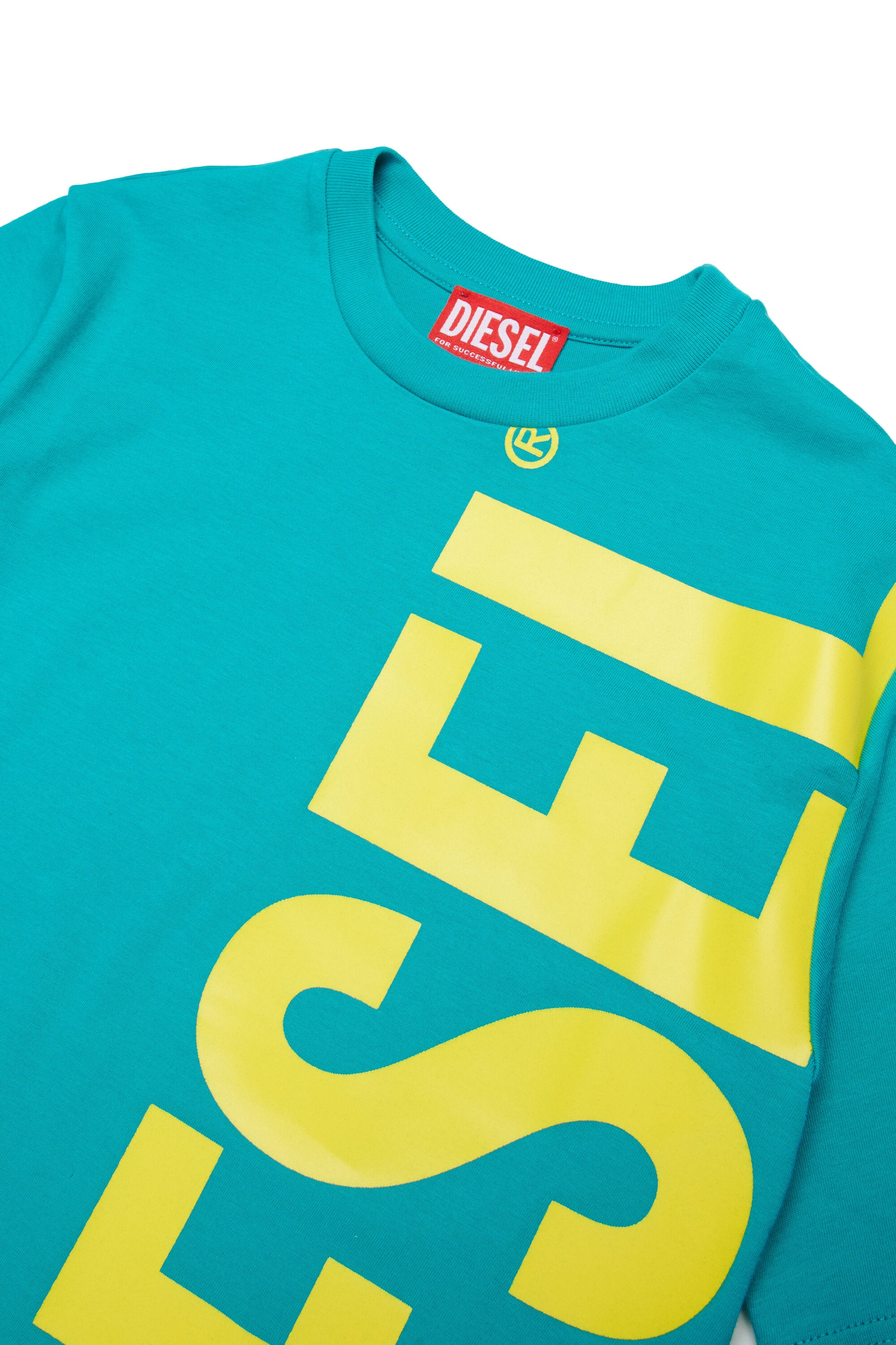 Camiseta con logotipo vertical