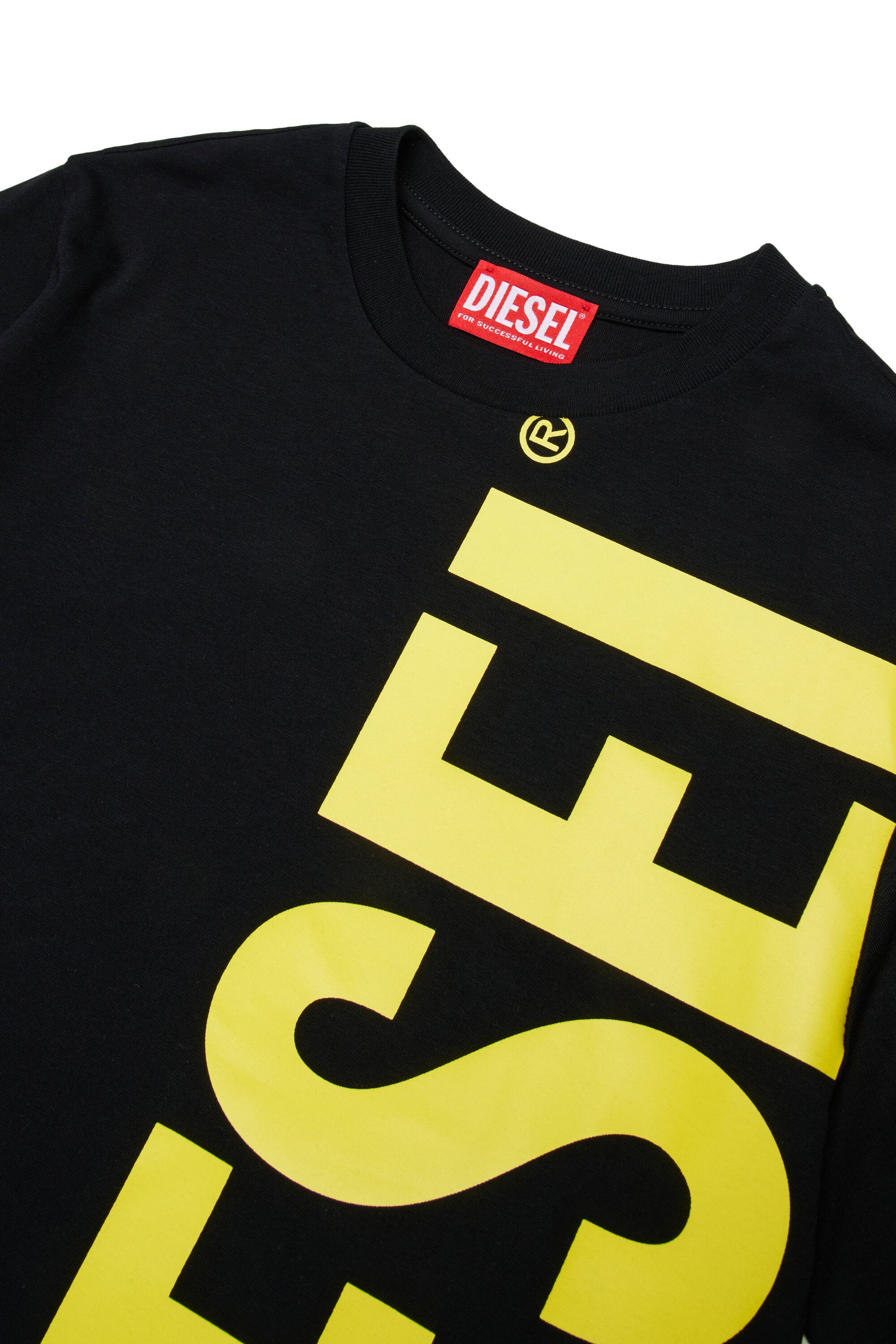 Camiseta con logotipo vertical