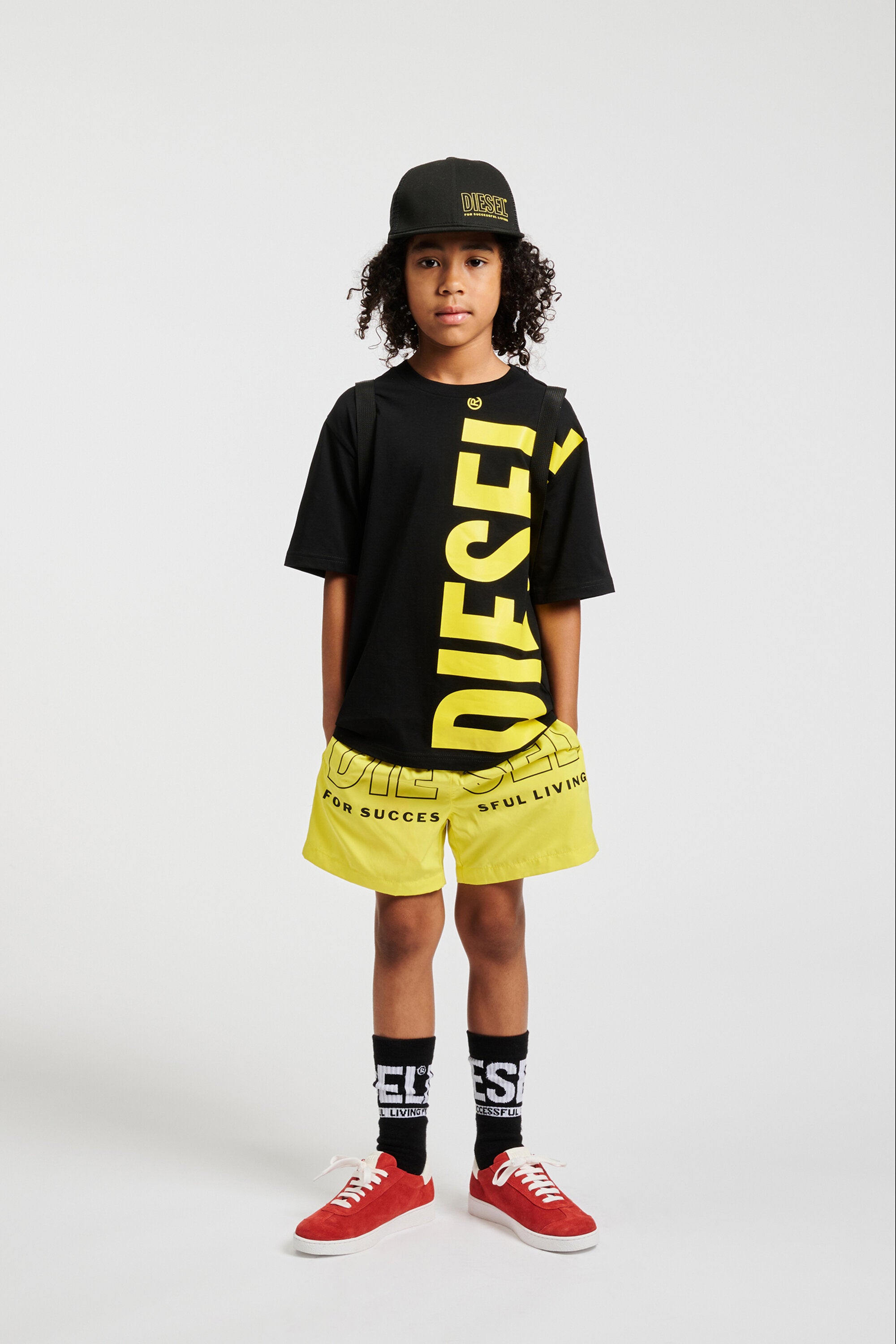 Camiseta con logotipo vertical