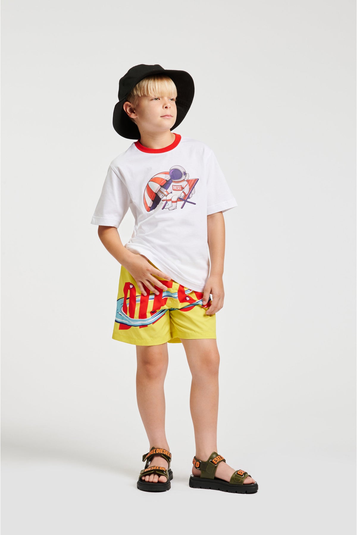 Camiseta con logo y estampado de astronauta