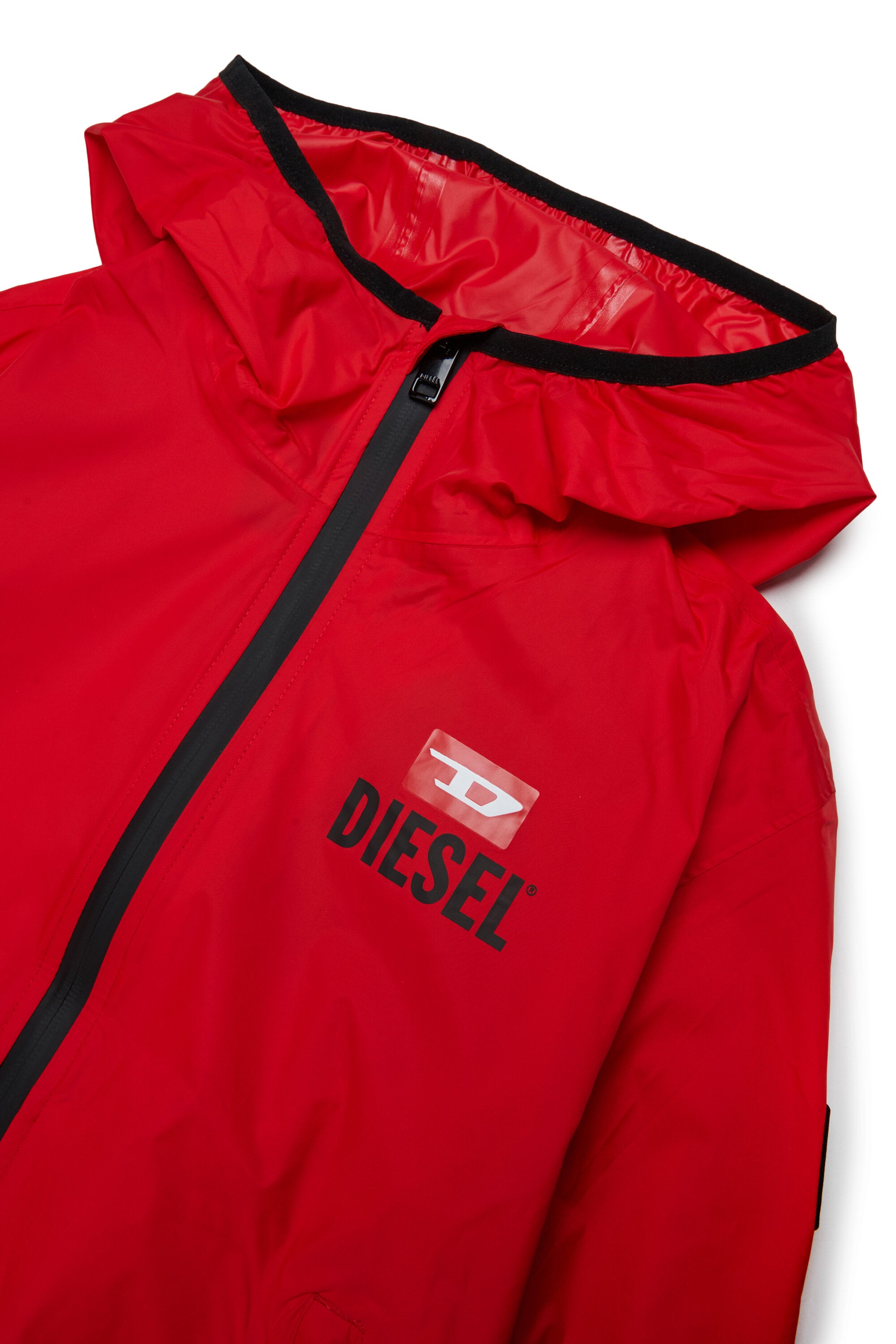 Chaqueta cortavientos con logo estampado