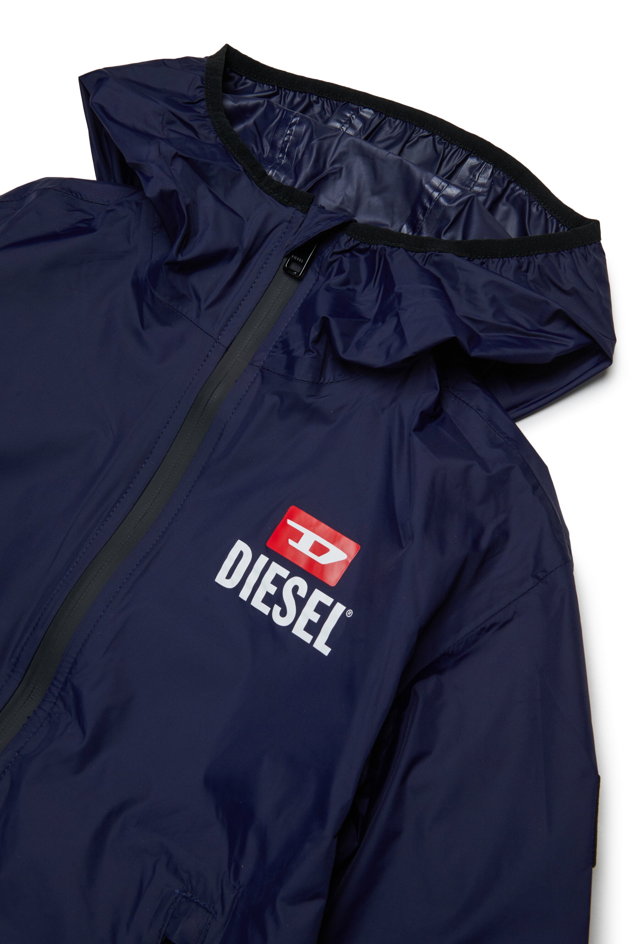 Chaqueta cortavientos con logo estampado