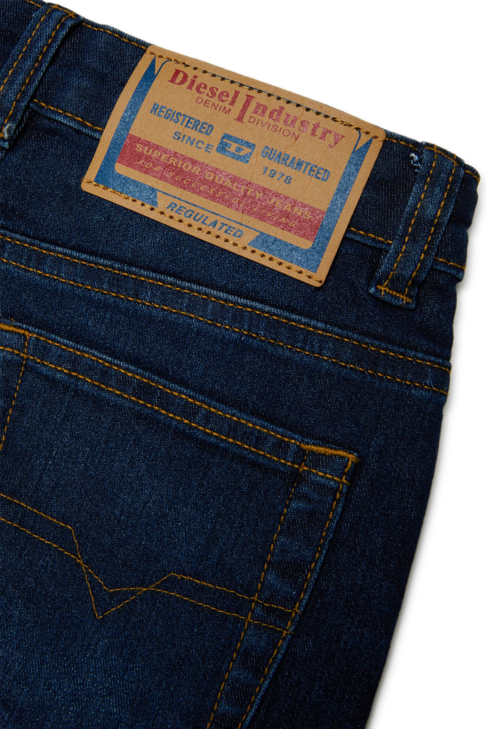 Vaqueros de corte regular en azul oscuro