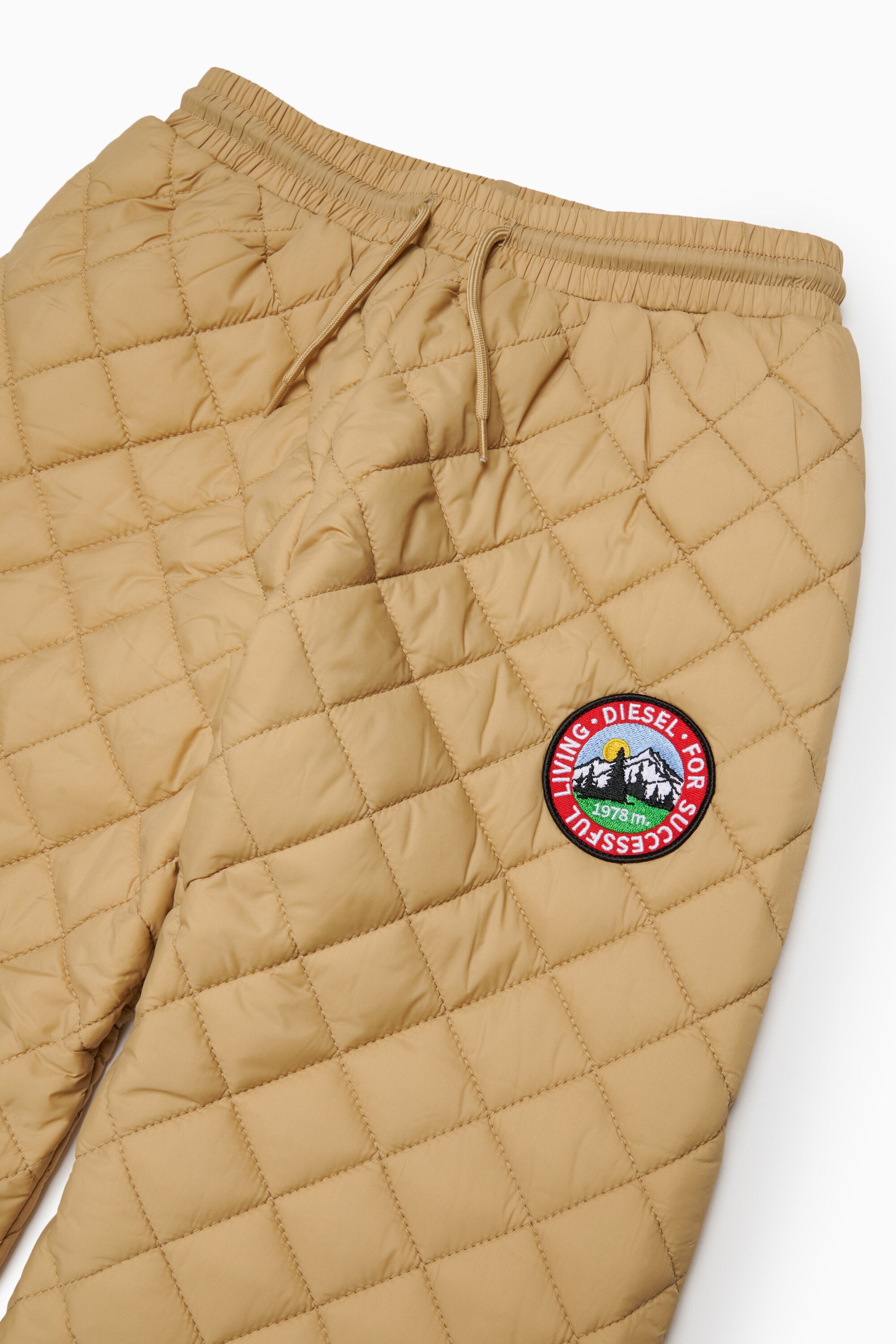 Pantalones acolchados con parche delantero