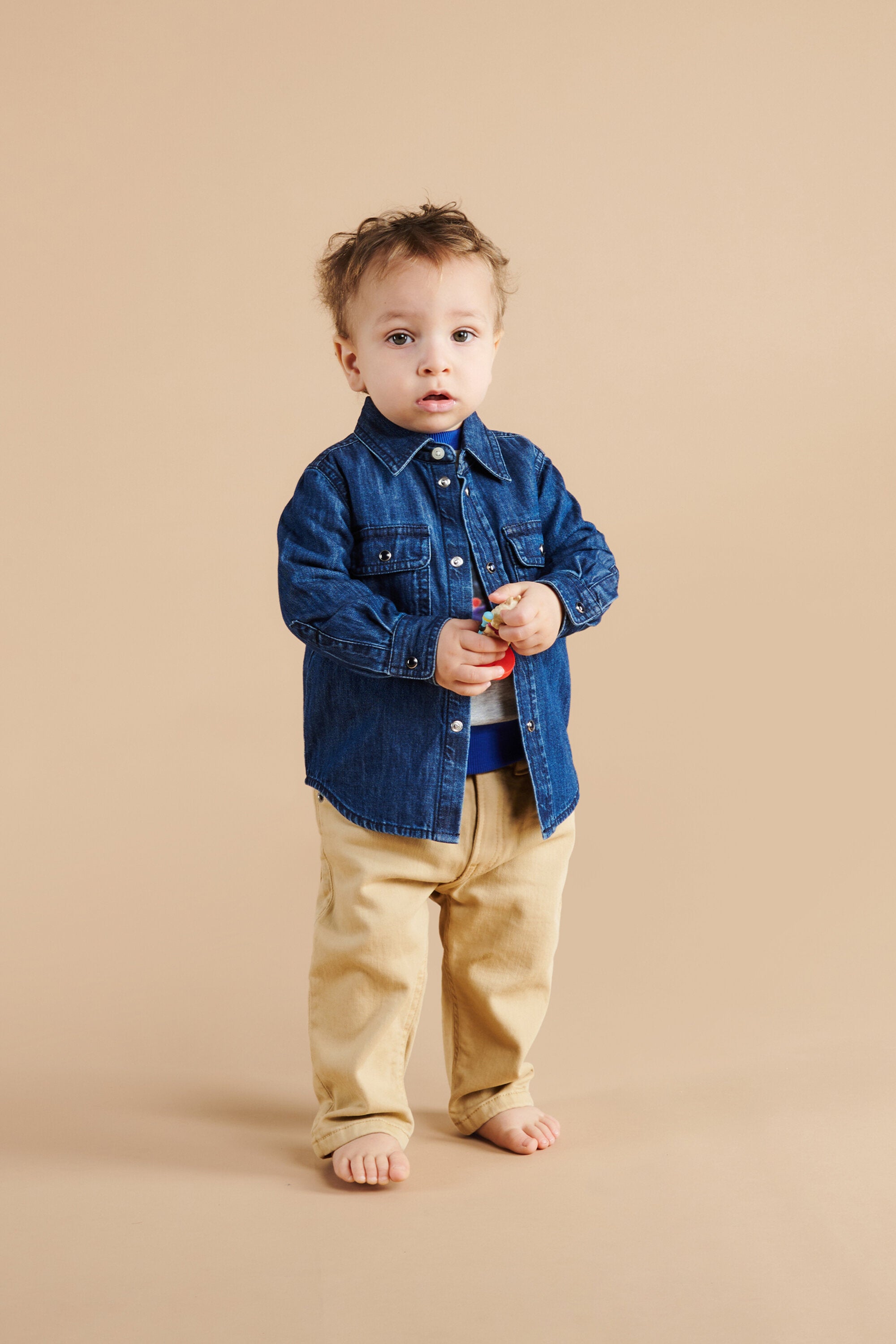 Camisa denim azul claro con D bordada