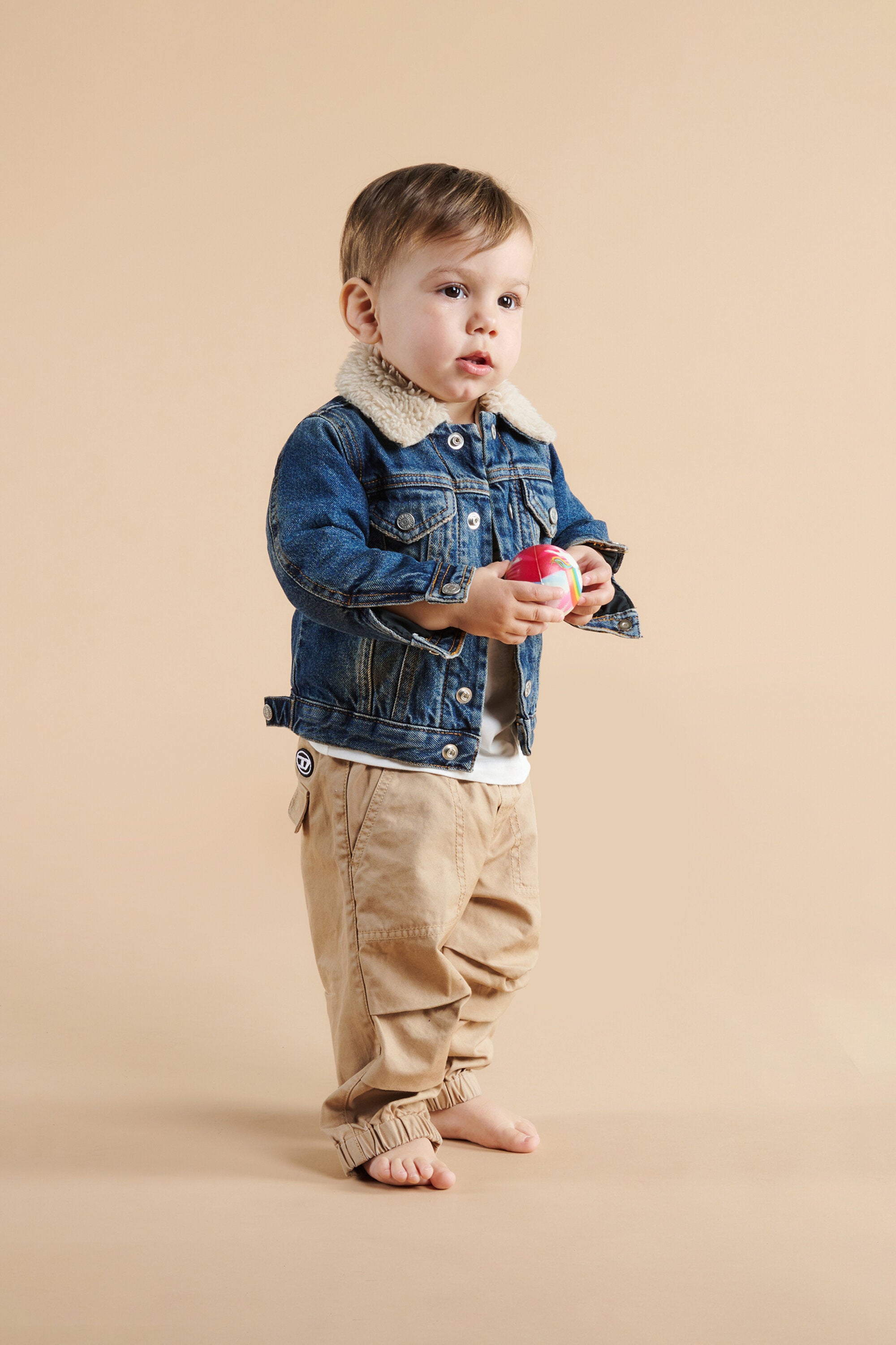 Cazadora vaquera efecto sucio con interior de peluche