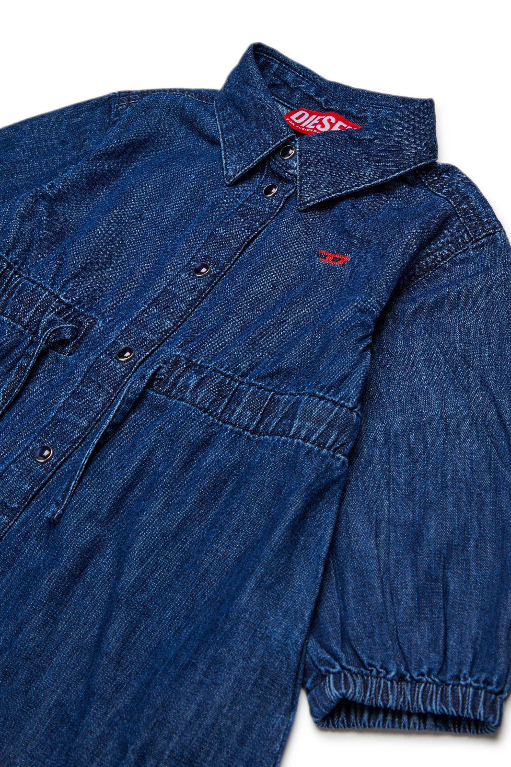 Vestido vaquero ligero con cordón