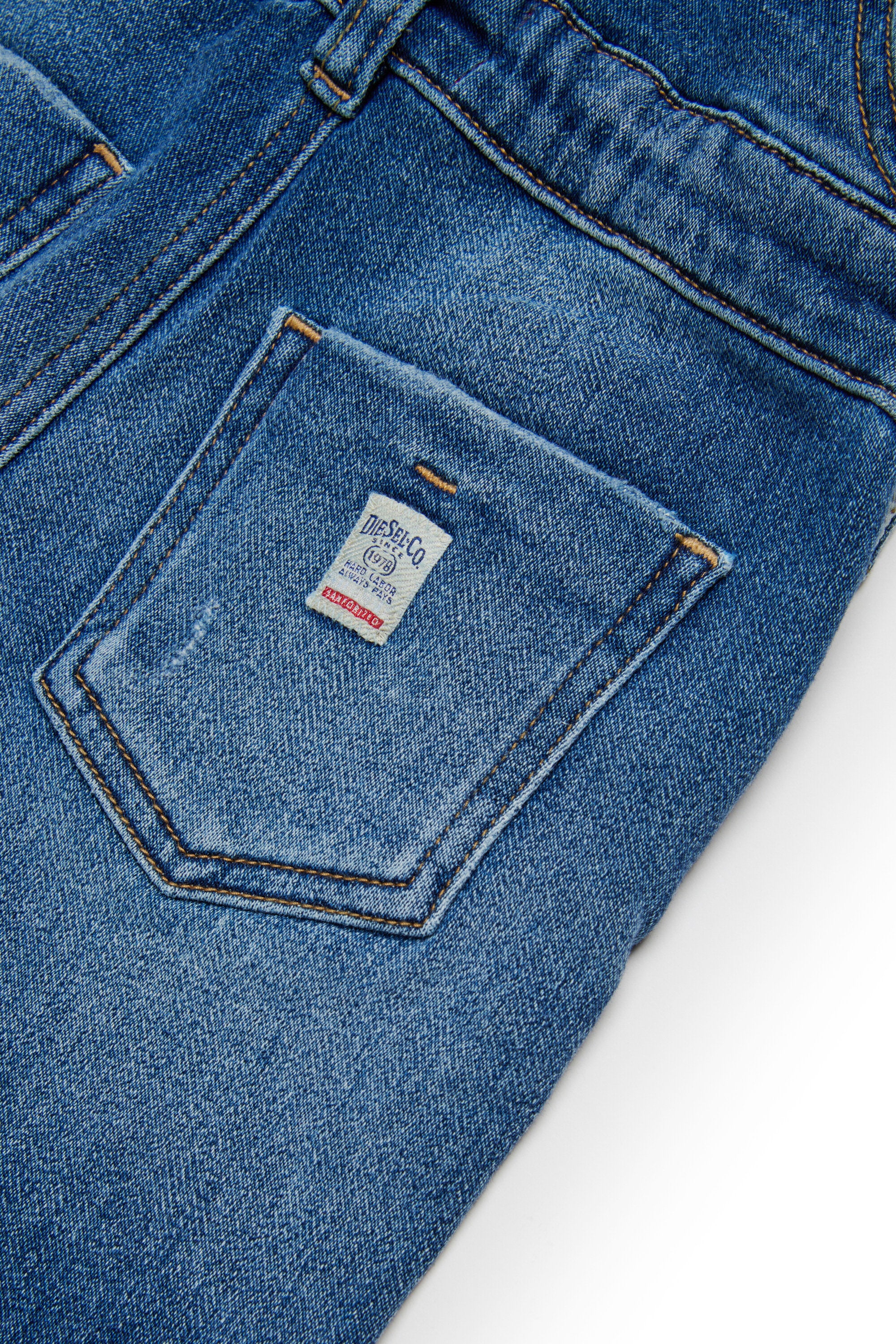 Mono largo JoggJeans® azul medio con abrasiones