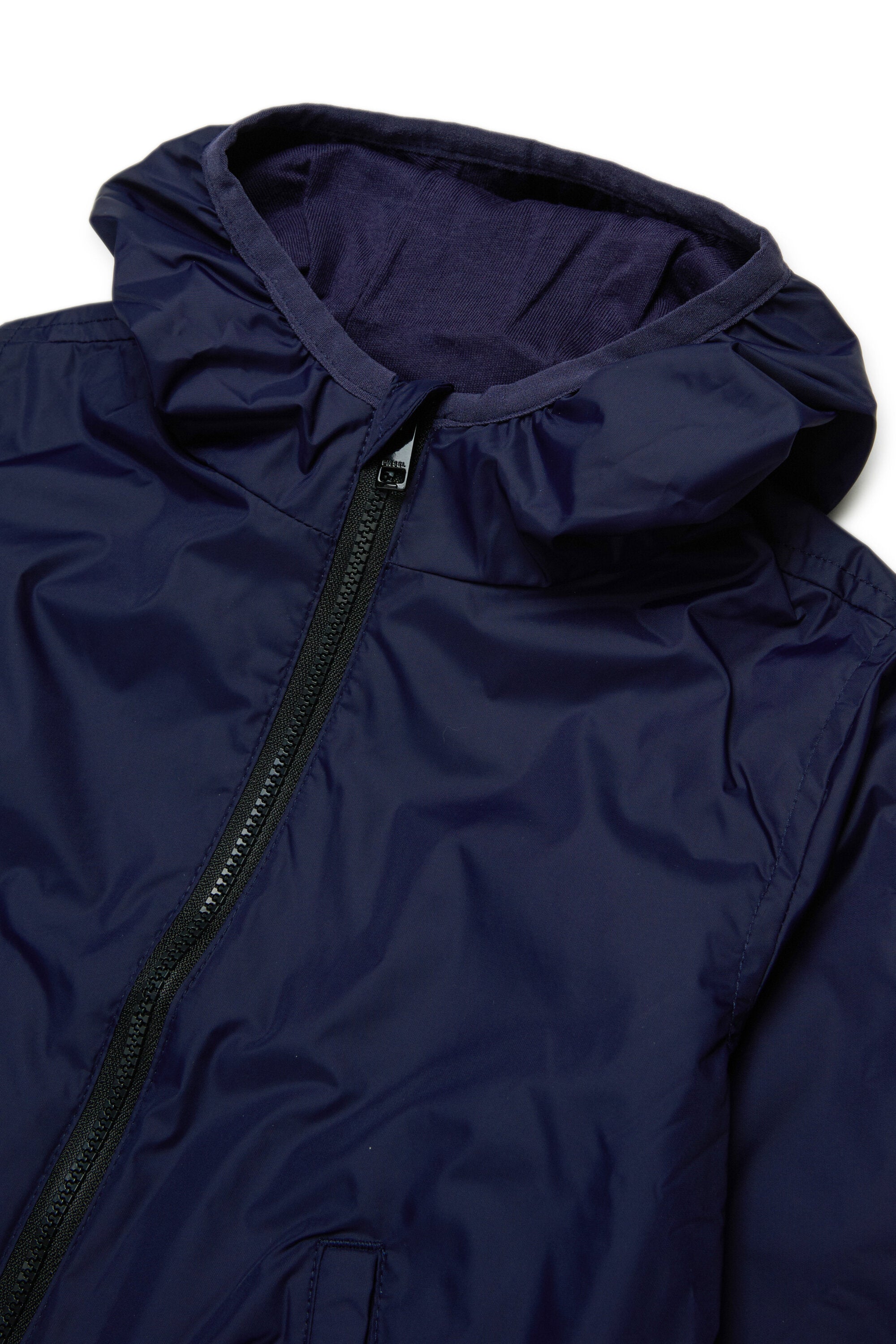 Chaqueta cortavientos con logo estampado