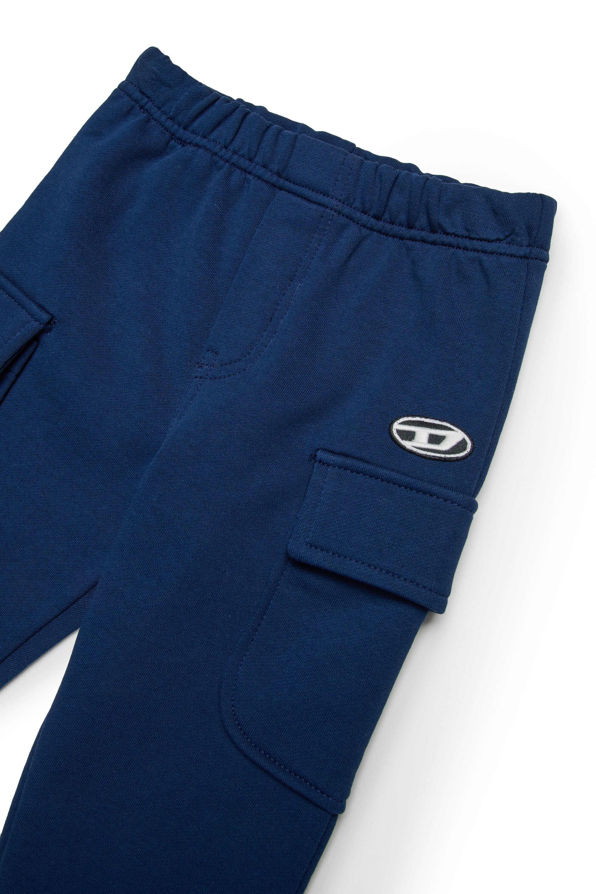 Pantalones cargo con parche D ovalado