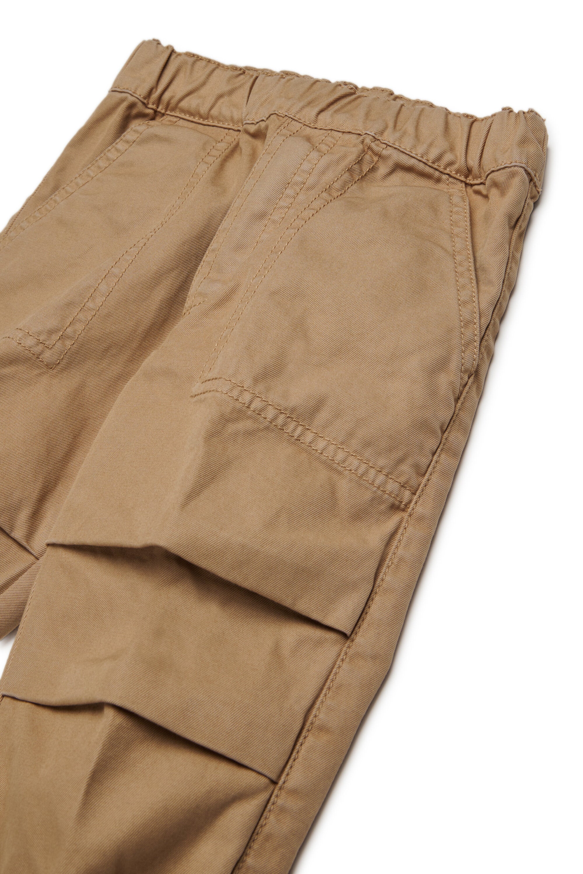 Pantalones chinos con costuras ergonómicas