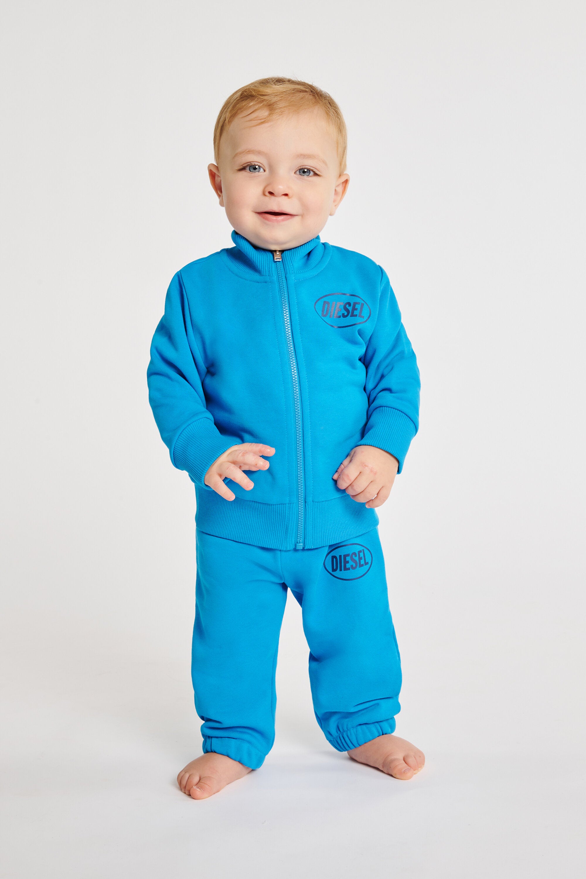 Sudadera con cremallera completa y logo