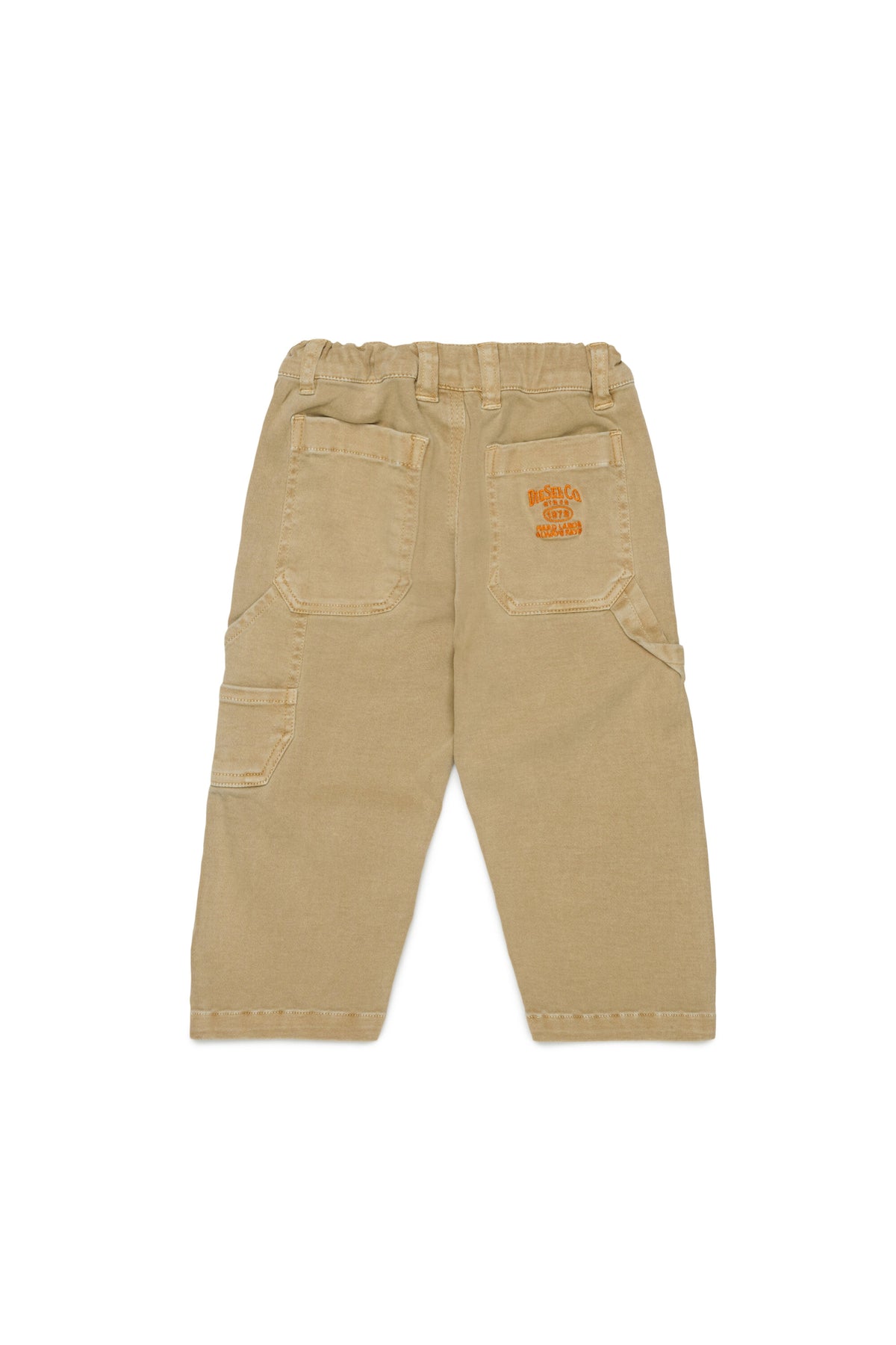 Pantalones cargo de tejido resistente, con bolsillos laterales.