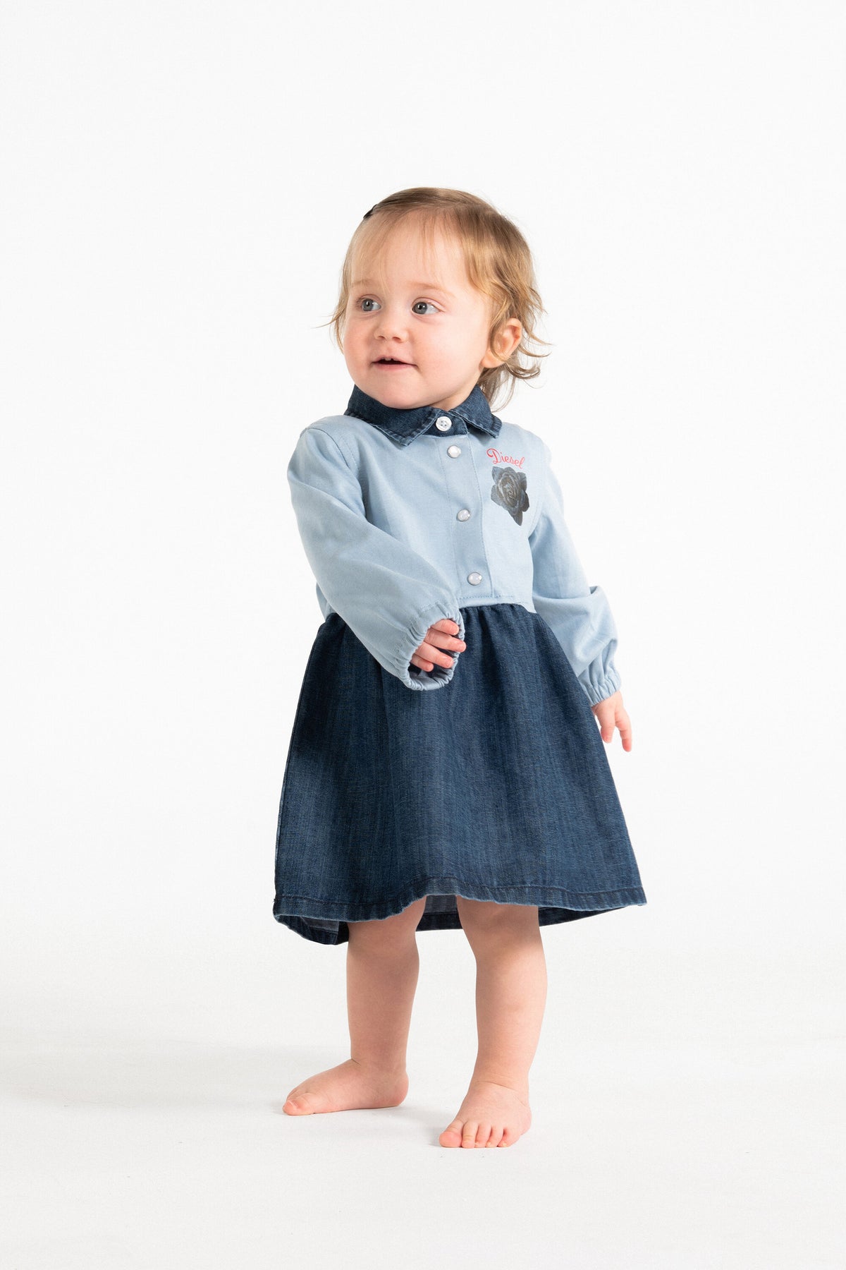 Vestido con cuello y logo