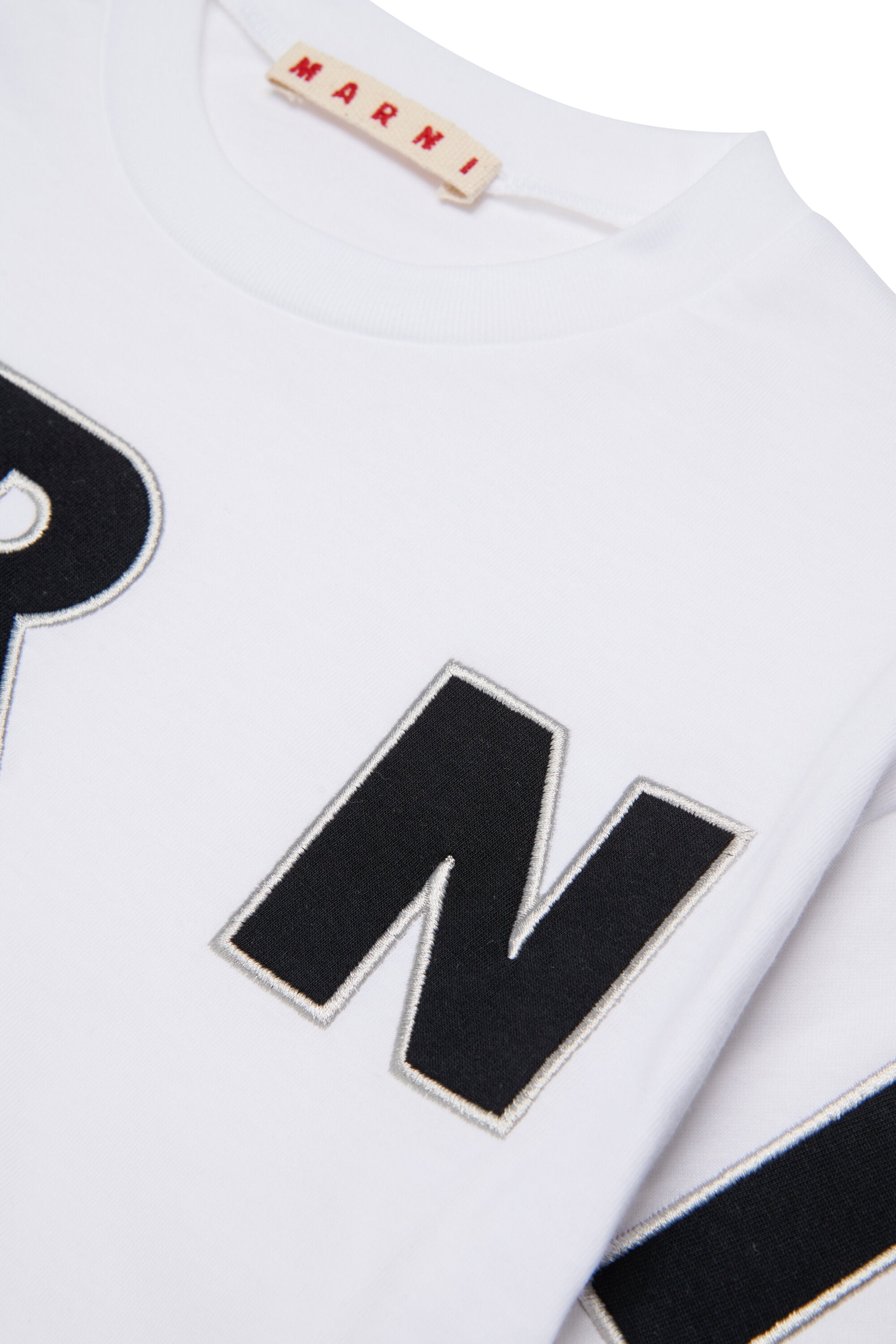 Camiseta con logo bordado