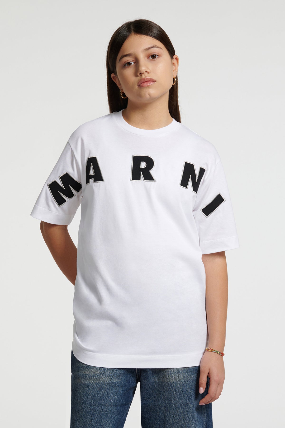 Camiseta con logo bordado