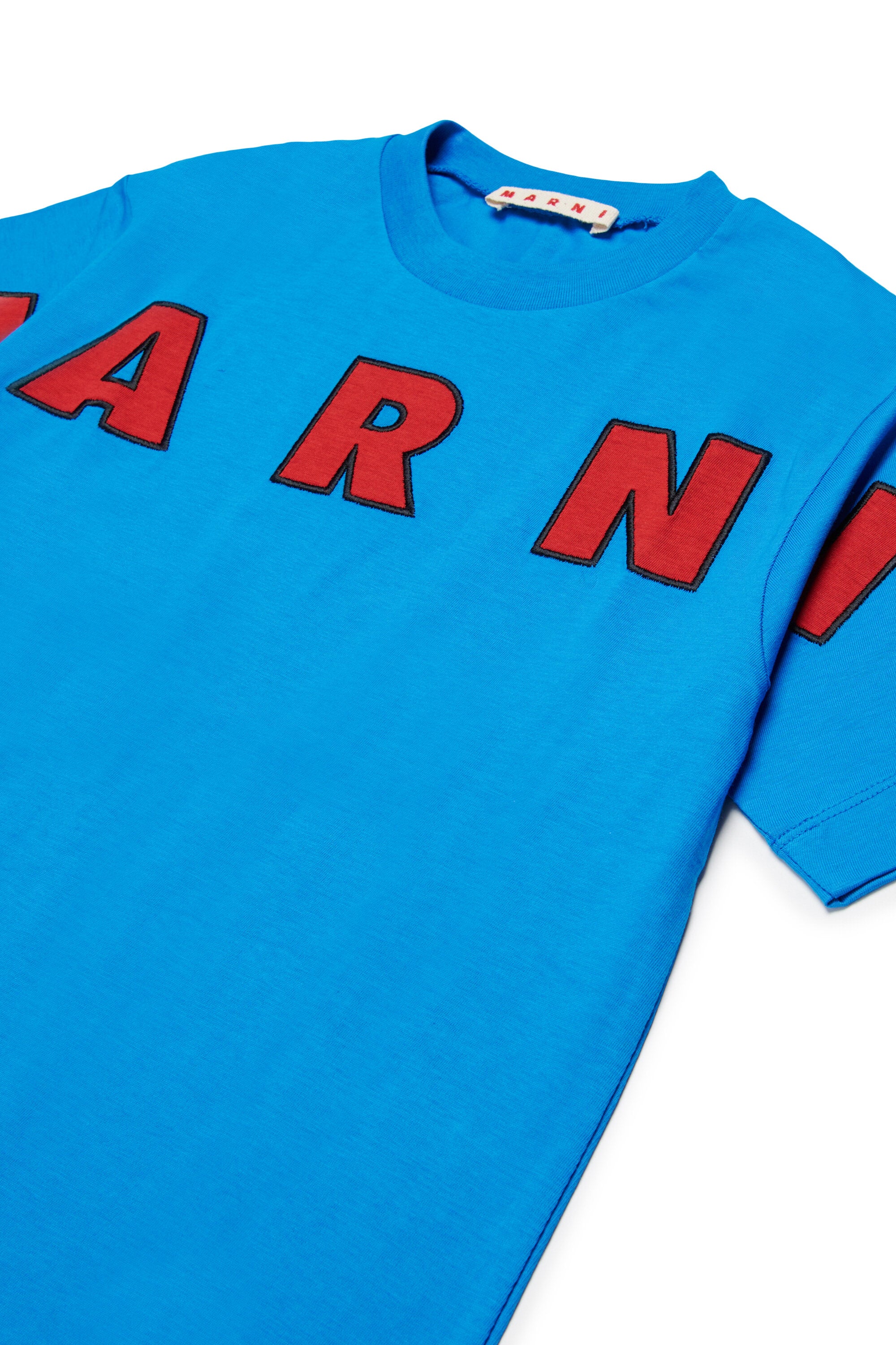 Camiseta con logo bordado