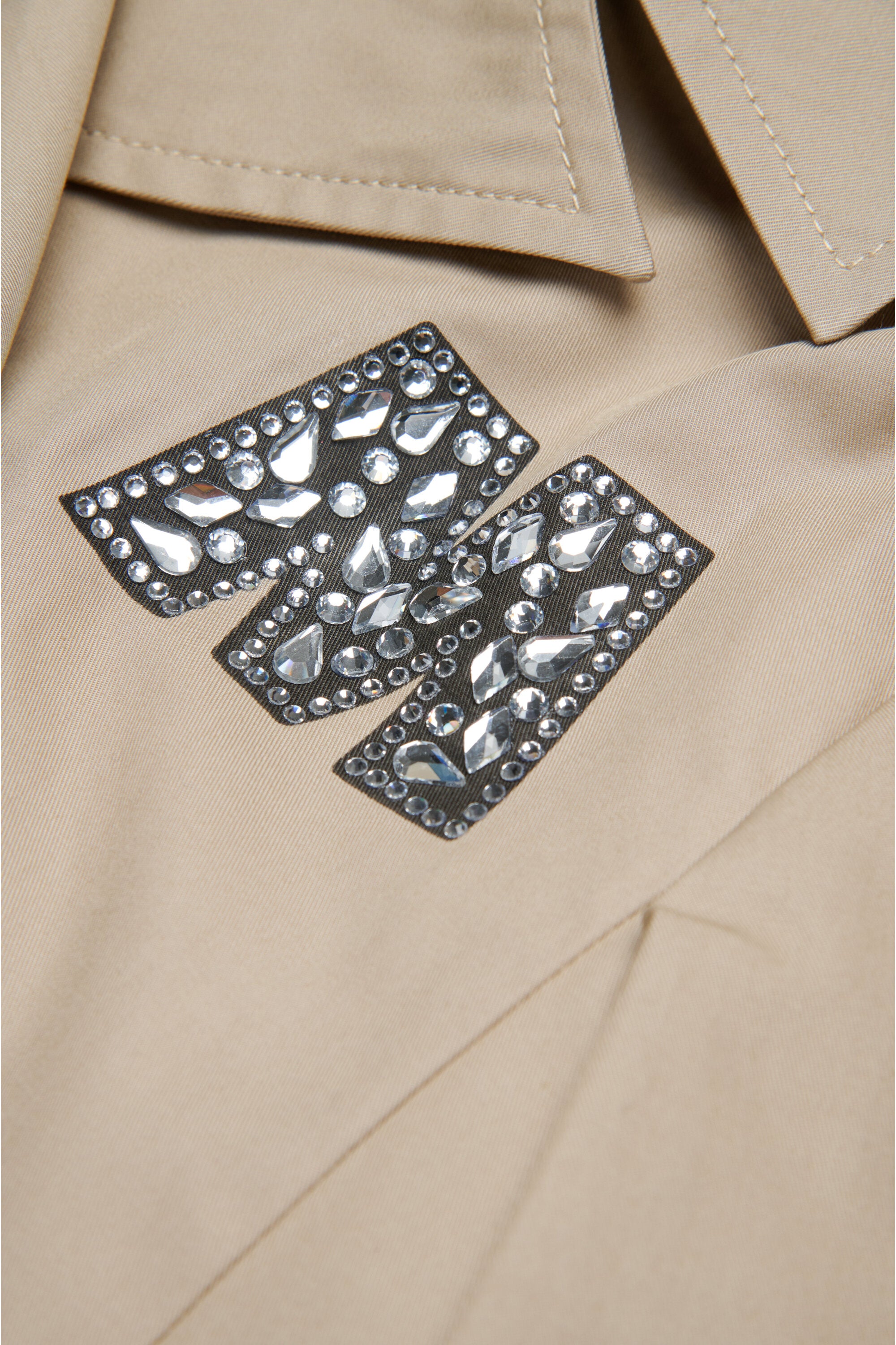 Chaqueta gabardina con marca de Rhinestones