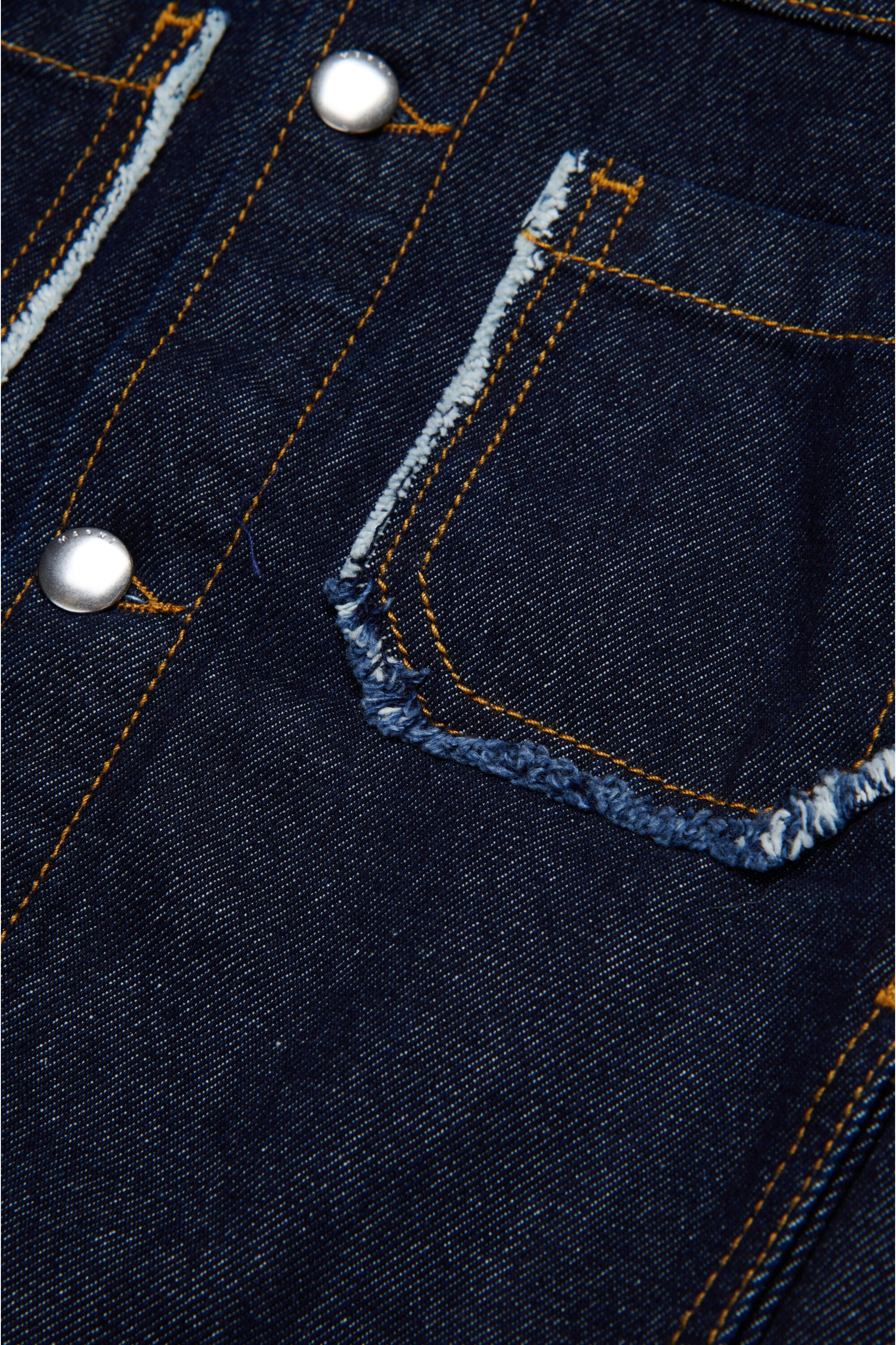 Chaqueta en denim oscuro con detalles deshilachados