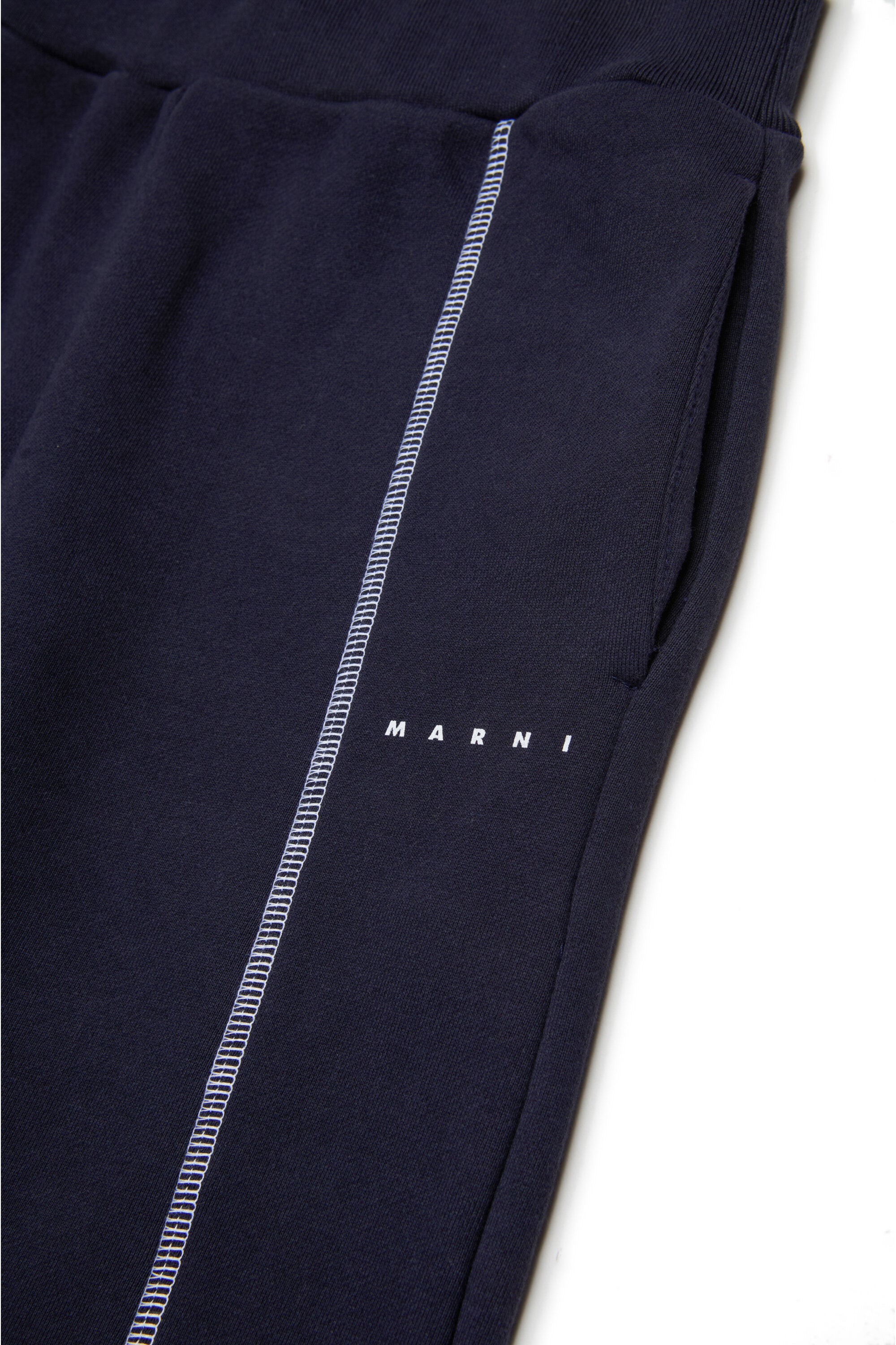 Pantalones deportivos con costuras en contraste