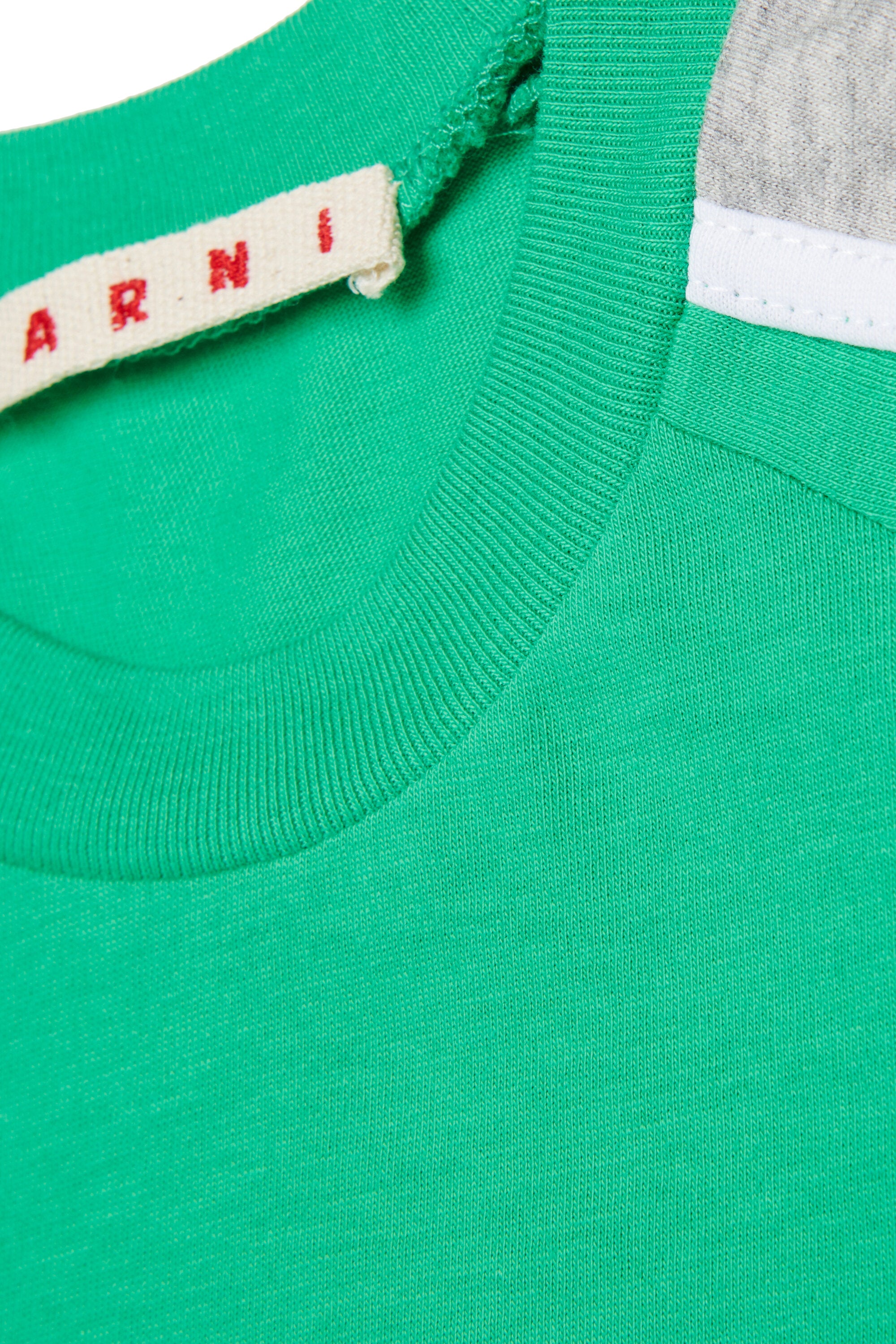 Camiseta con detalles colorblock