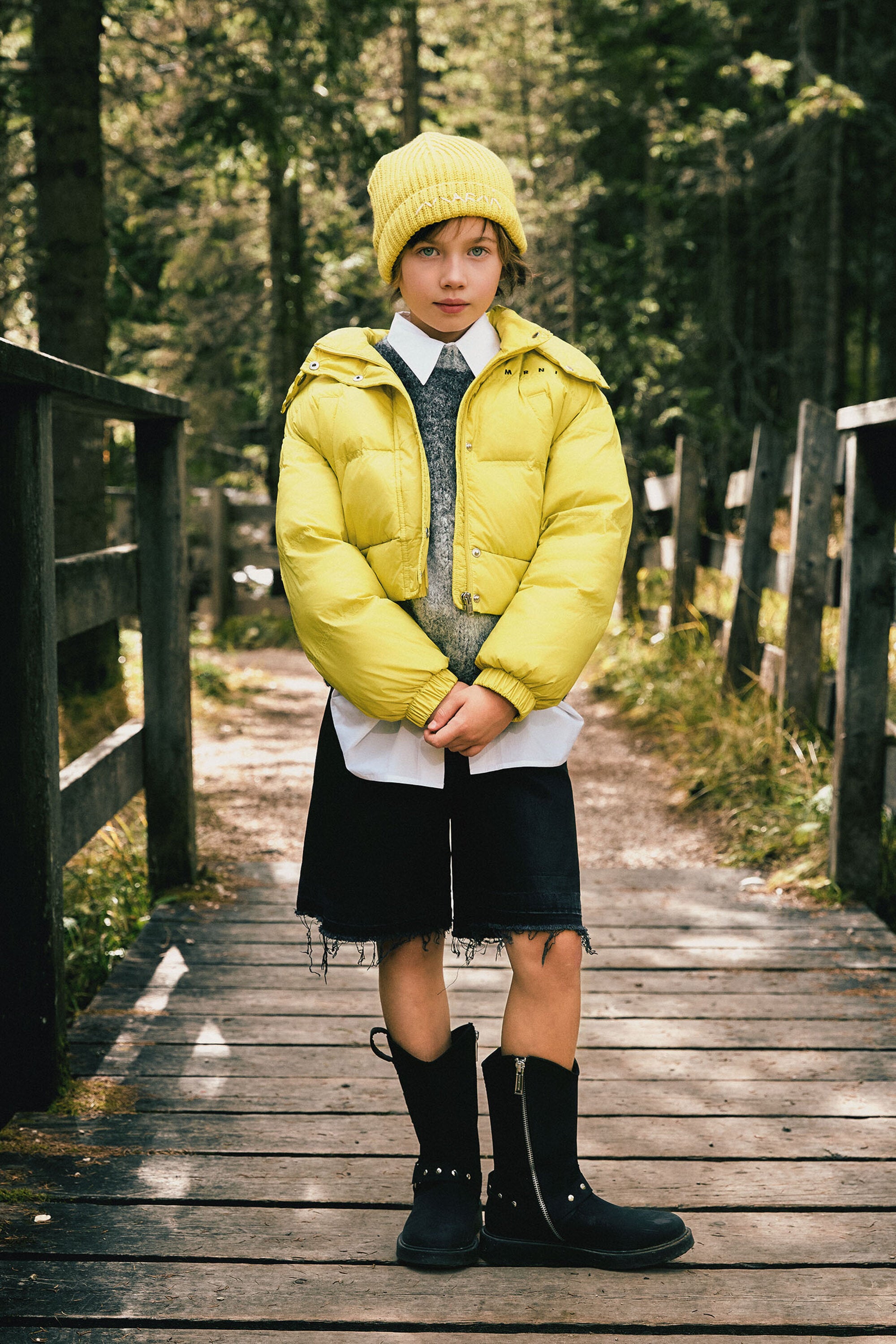 Chaqueta acolchada recortada con capucha